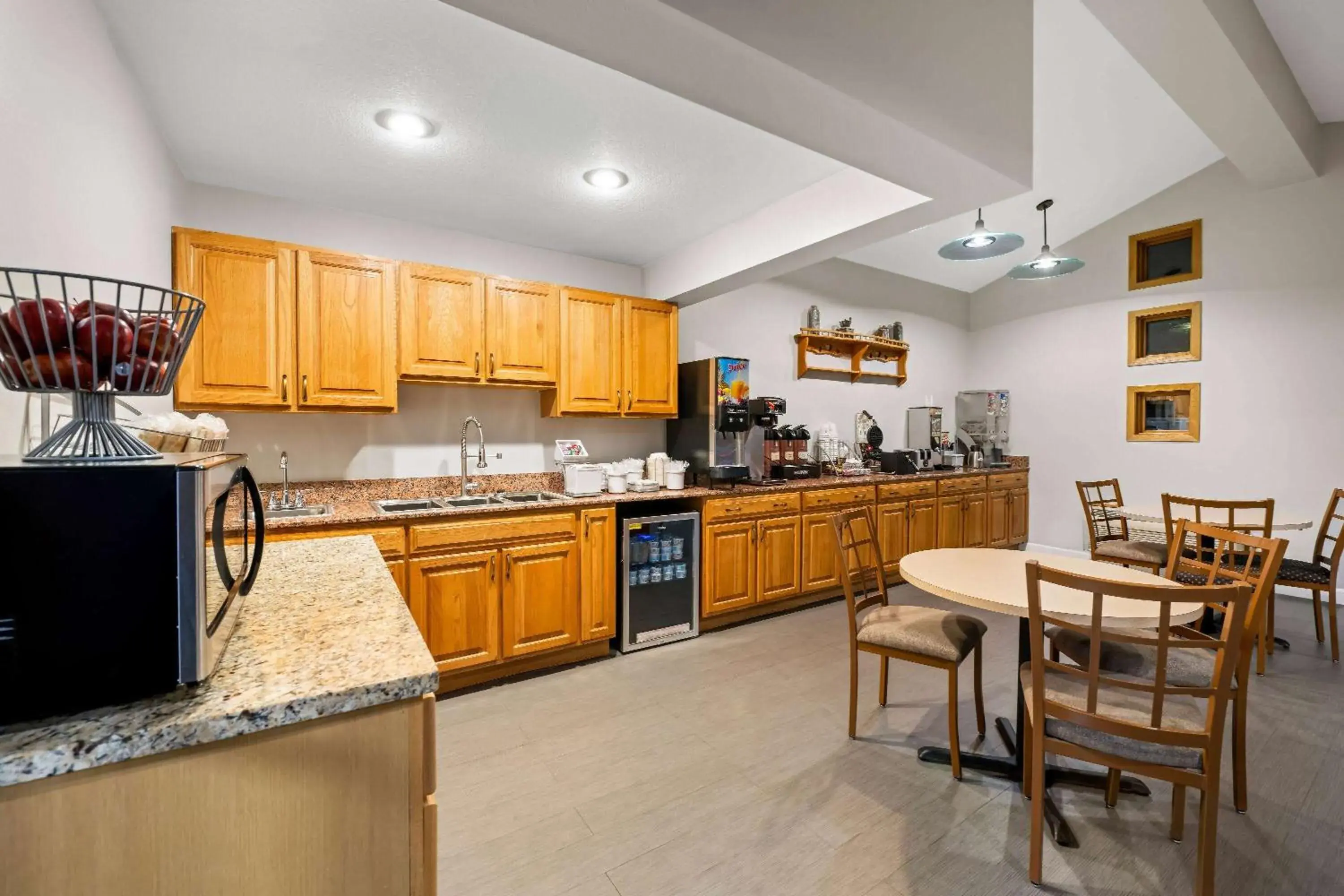 Restaurant/places to eat in Super 8 by Wyndham Waverly Restaurant/places to eat in Super 8 by Wyndham Waverly