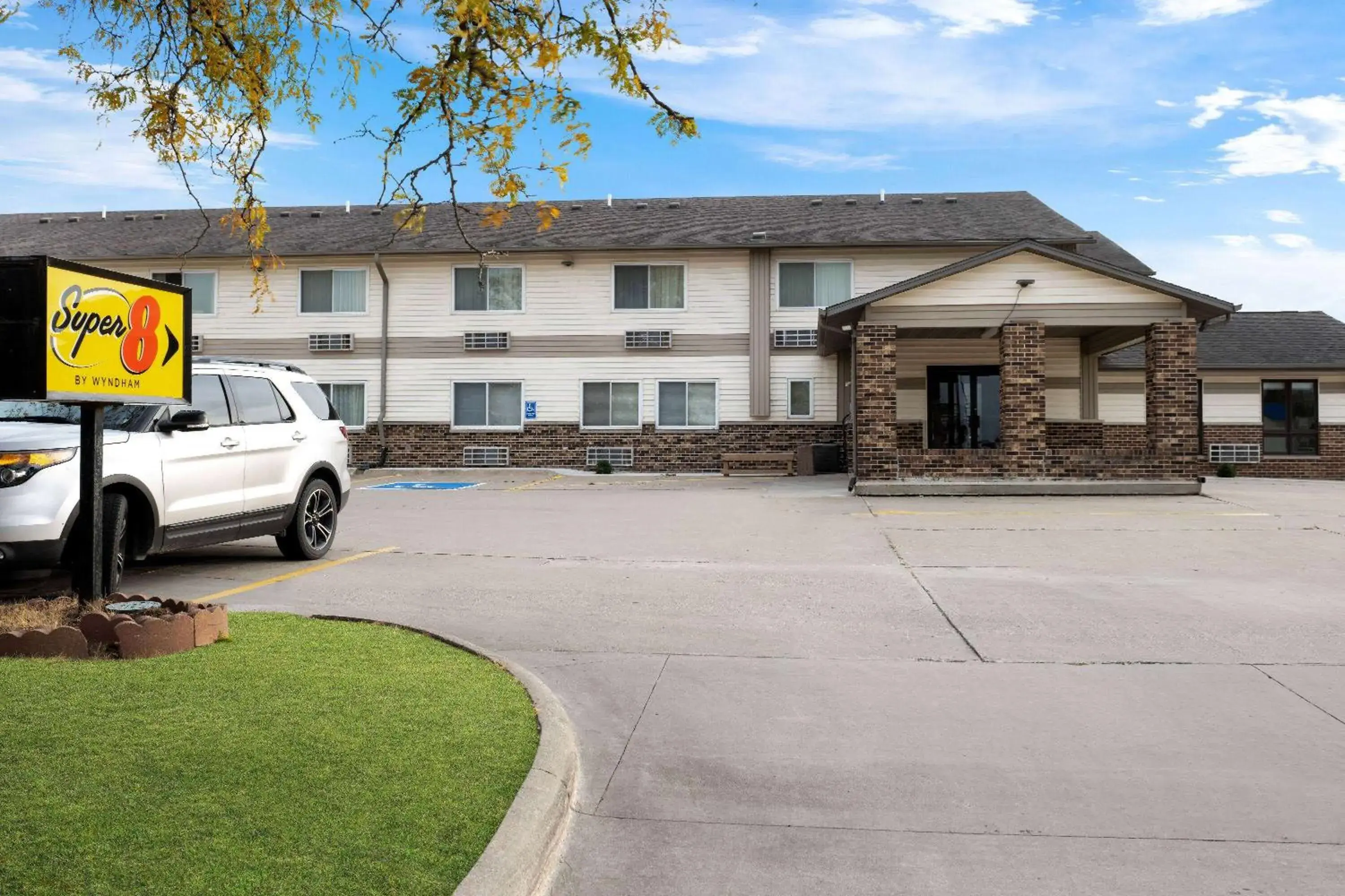 Property building in Super 8 by Wyndham Waverly Property building in Super 8 by Wyndham Waverly