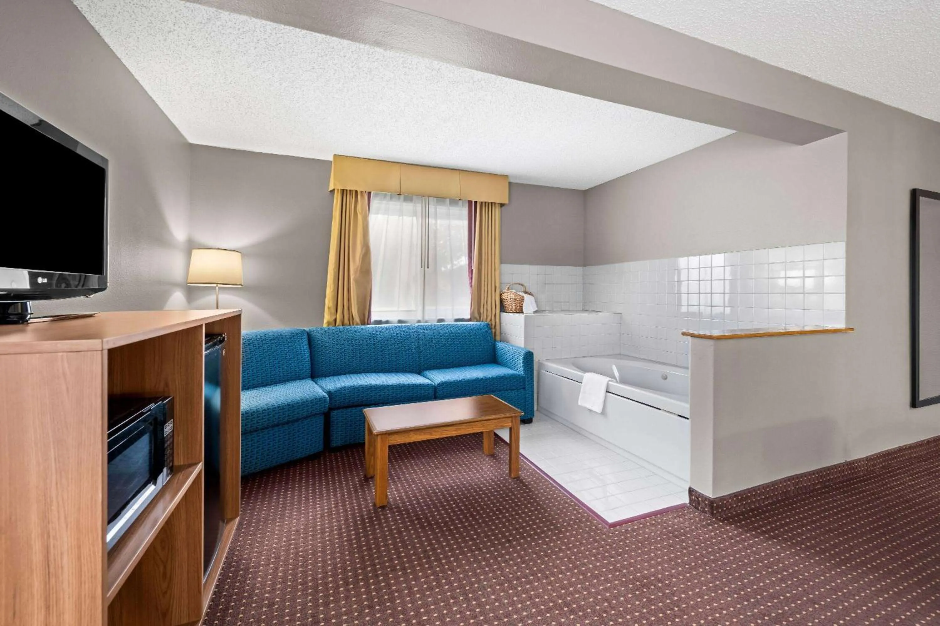 Photo of the whole room in Super 8 by Wyndham Waverly