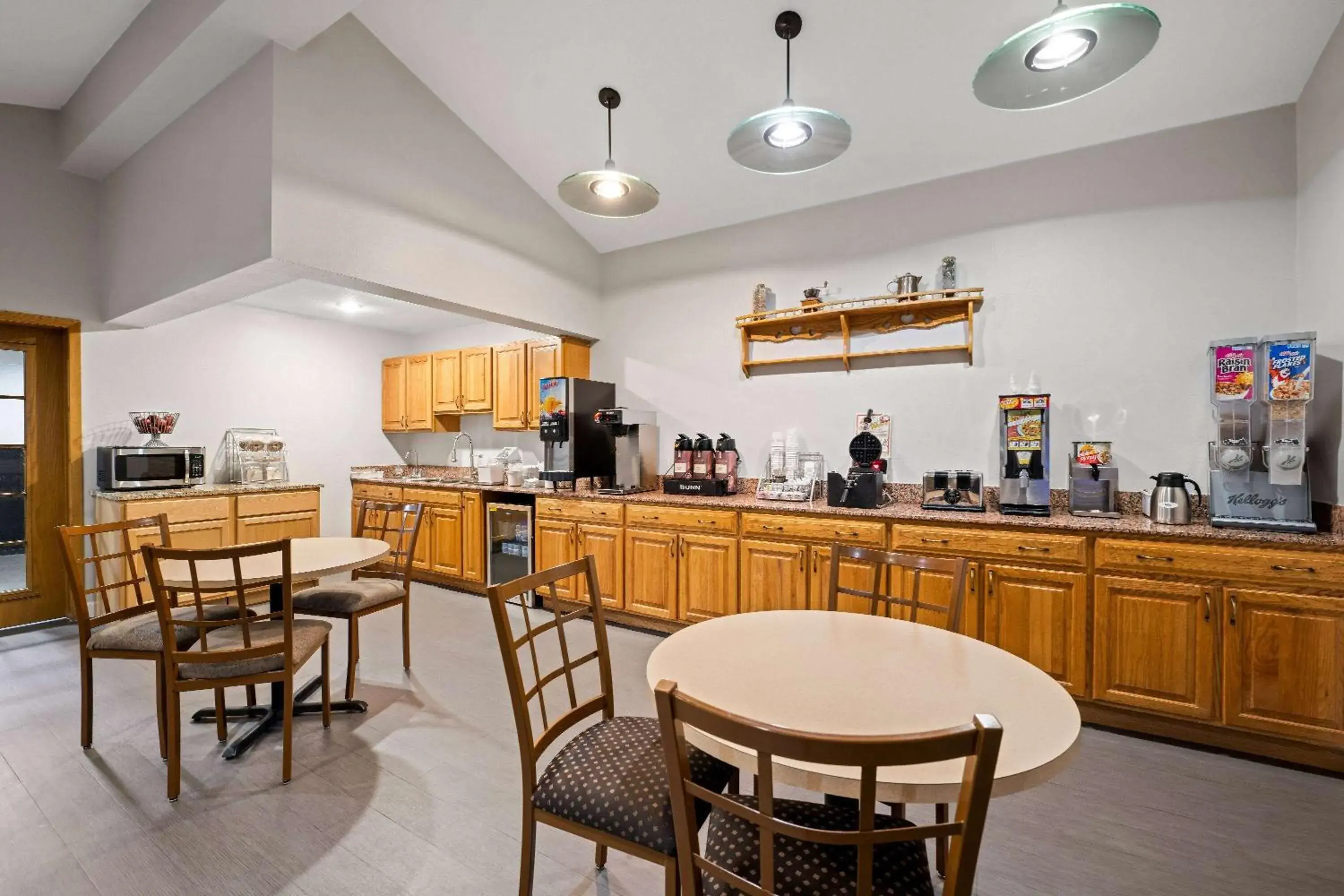 Restaurant/places to eat in Super 8 by Wyndham Waverly Restaurant/places to eat in Super 8 by Wyndham Waverly