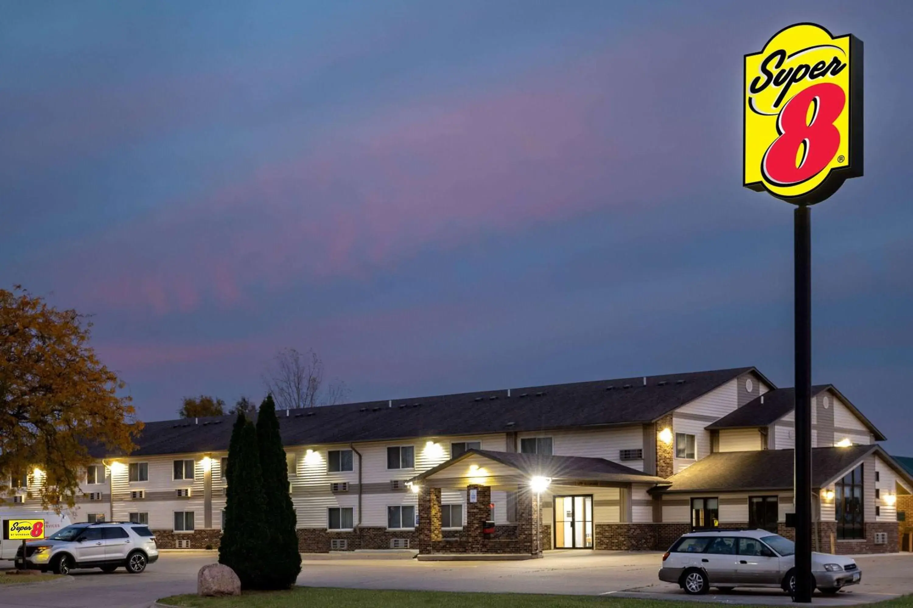 Property building in Super 8 by Wyndham Waverly Property building in Super 8 by Wyndham Waverly