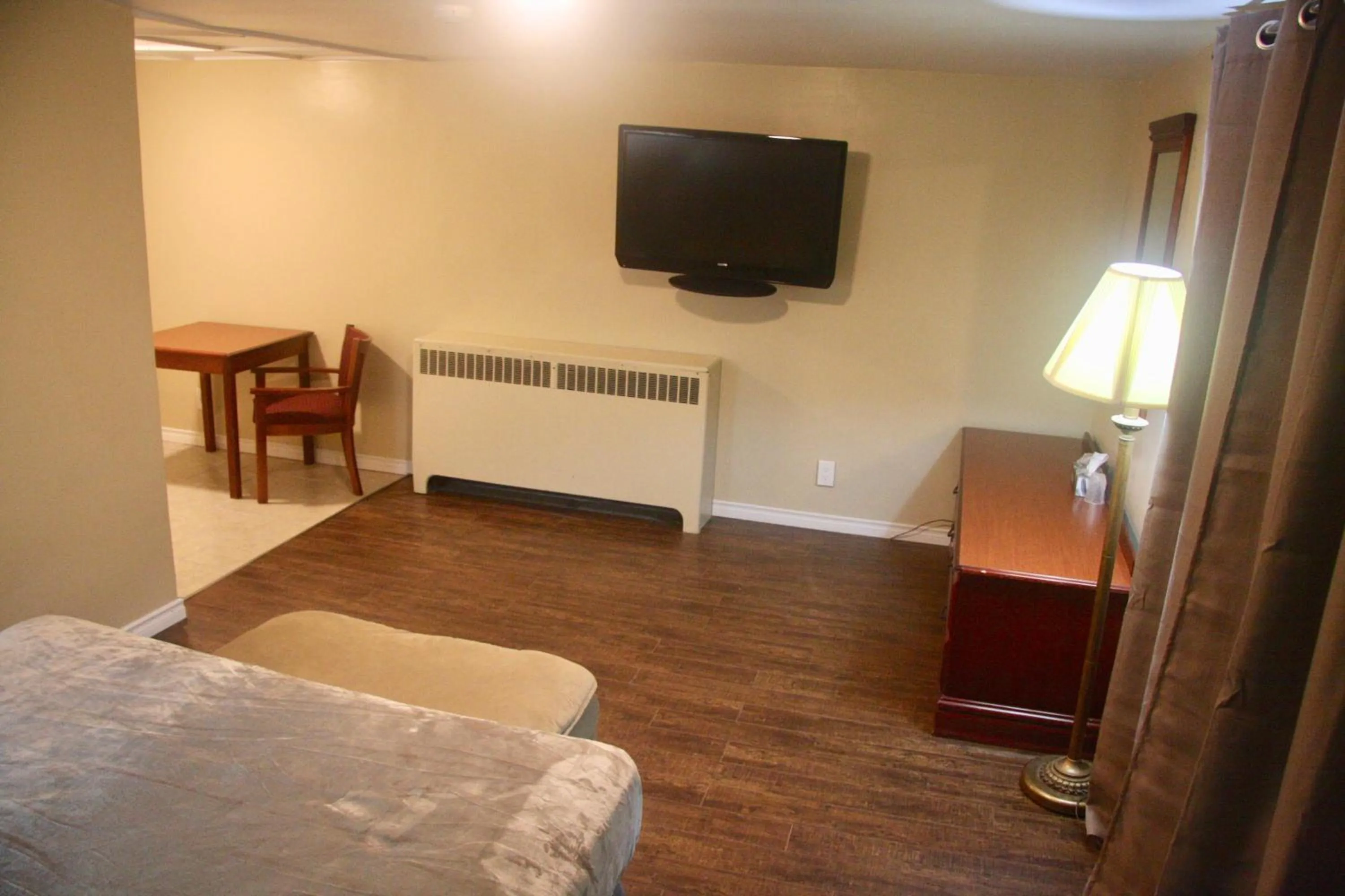 Bed in American Plaza Motel