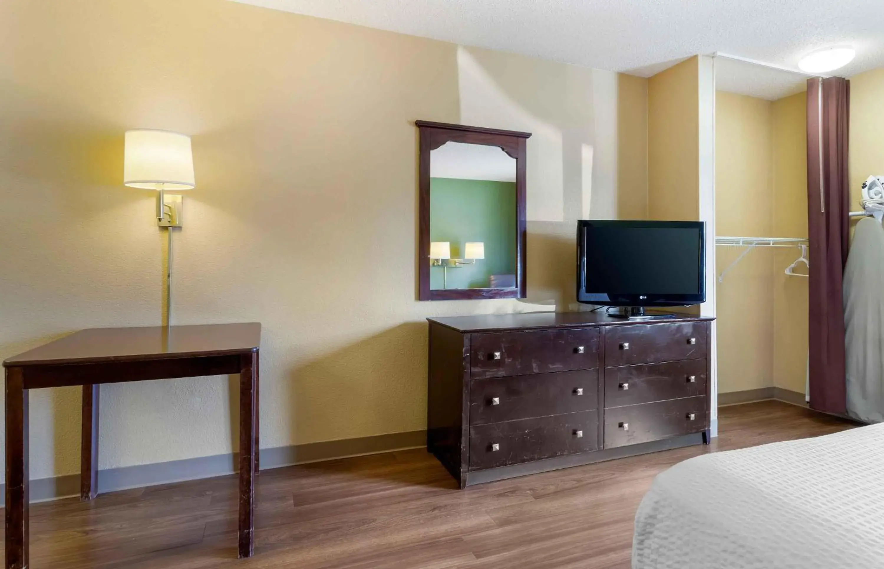 Bedroom, Bed in Extended Stay America Suites - Houston - NASA - Johnson Space Center Bedroom, Bed in Extended Stay America Suites - Houston - NASA - Johnson Space Center