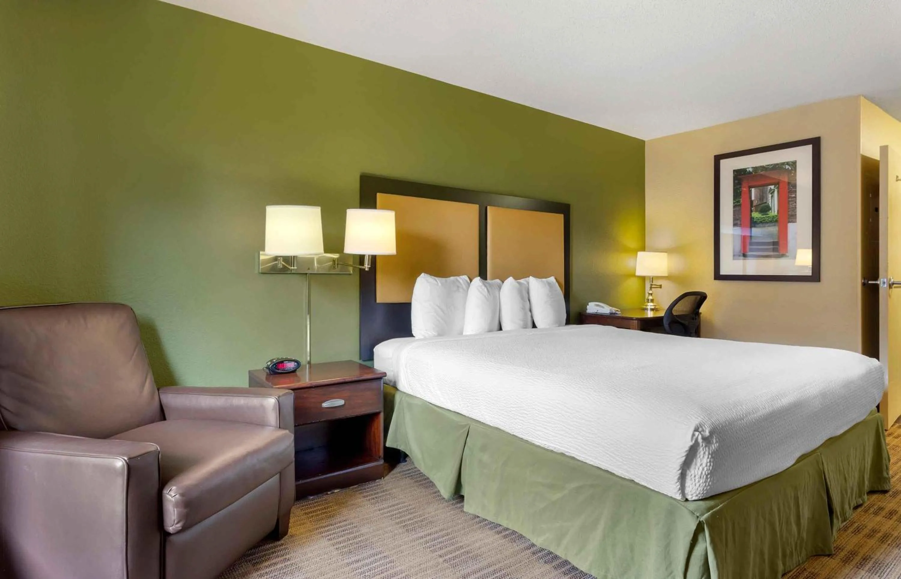 Bedroom, Bed in Extended Stay America Suites - Houston - NASA - Johnson Space Center