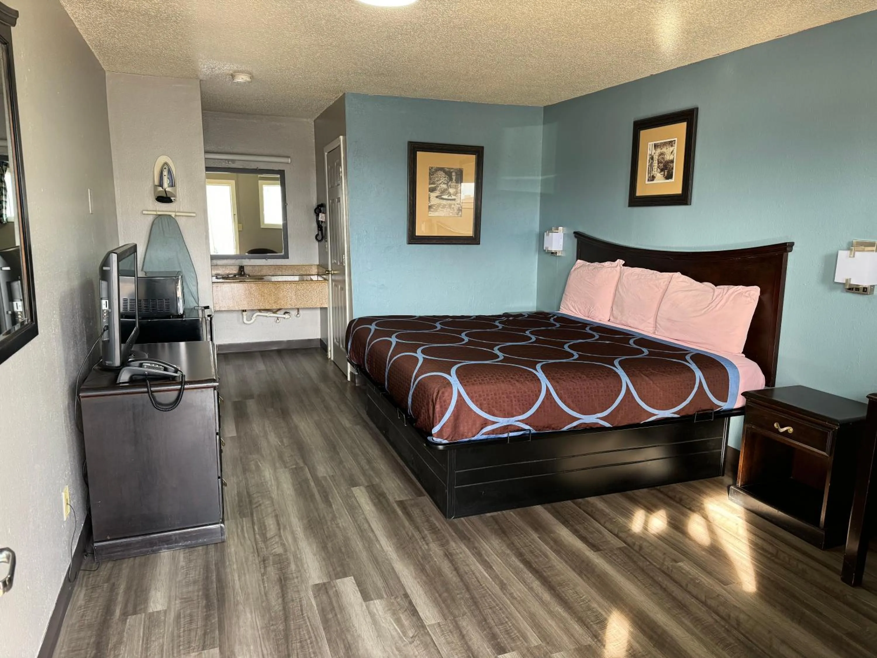 Bedroom, Bed in Kansas Inn