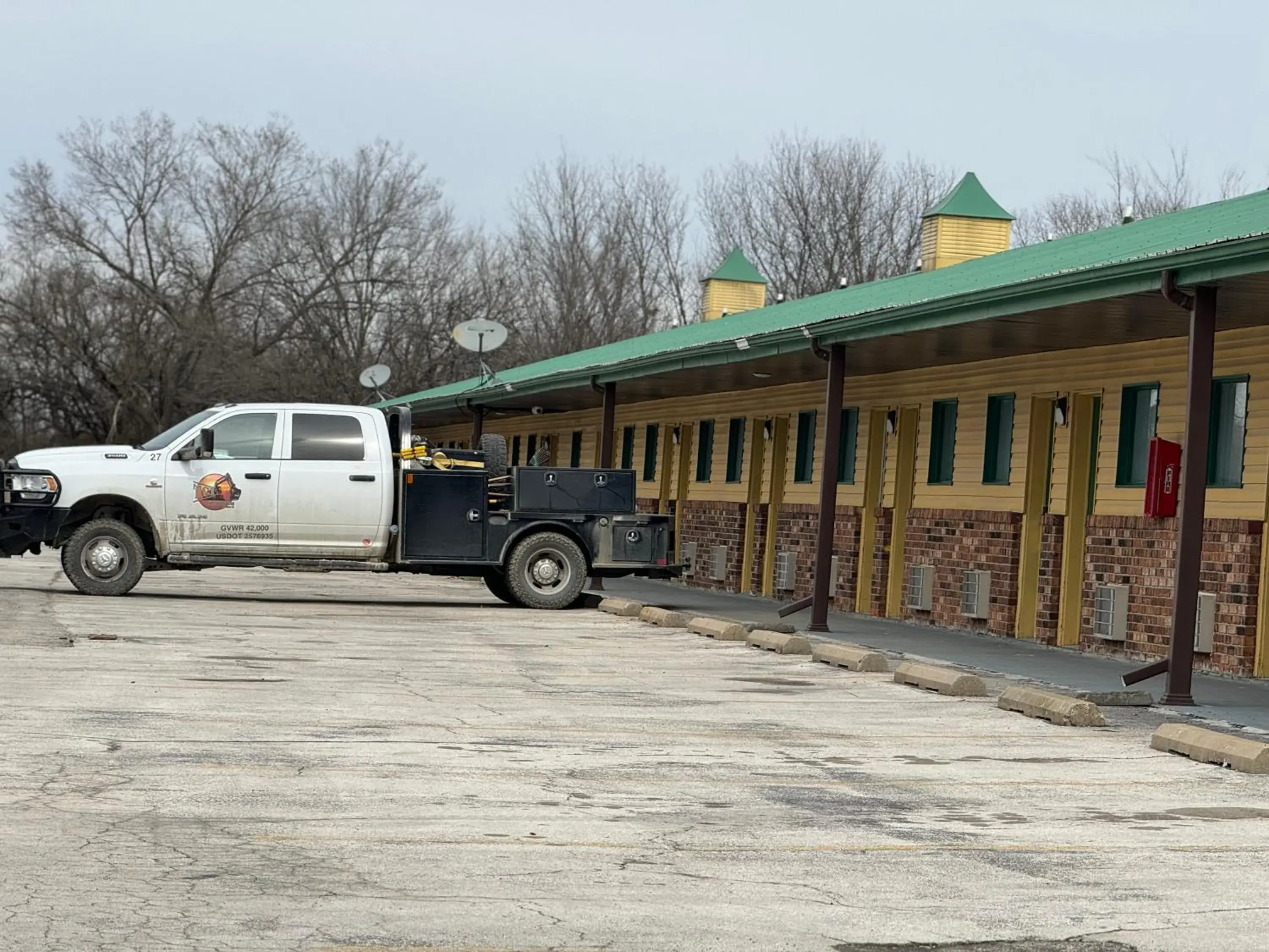 Property building in Kansas Inn Property building in Kansas Inn