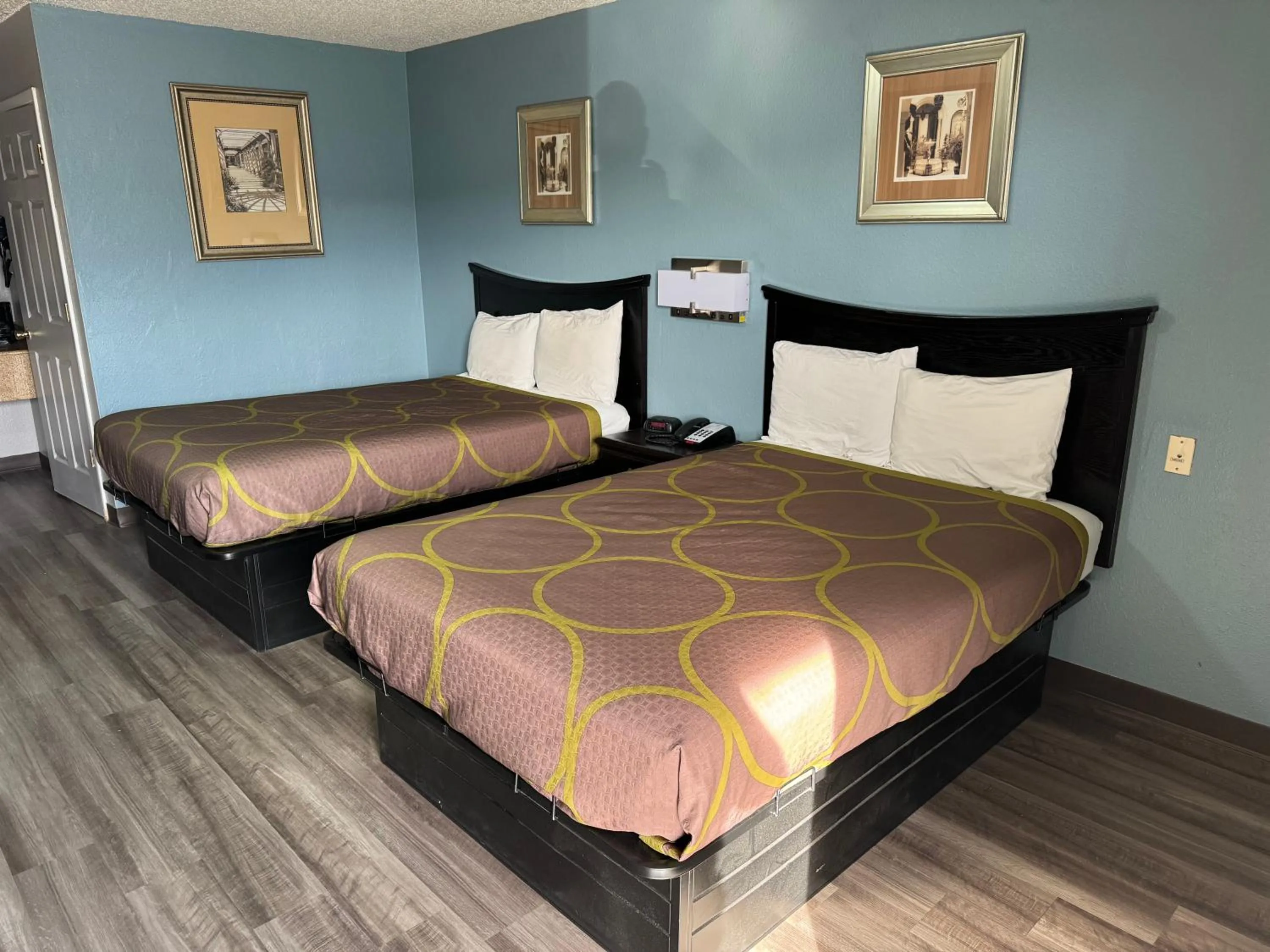 Bedroom, Bed in Kansas Inn