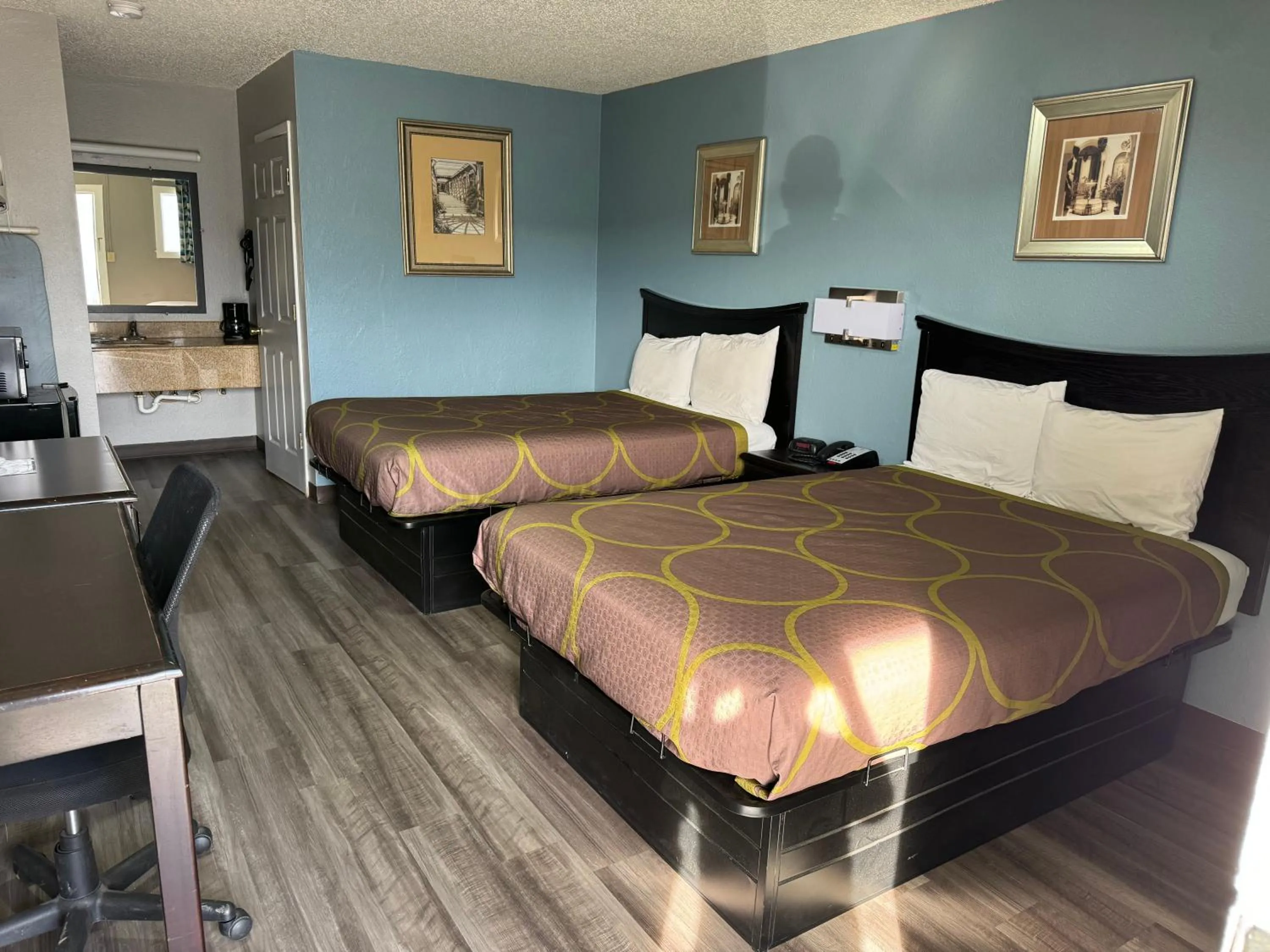 Bedroom, Bed in Kansas Inn