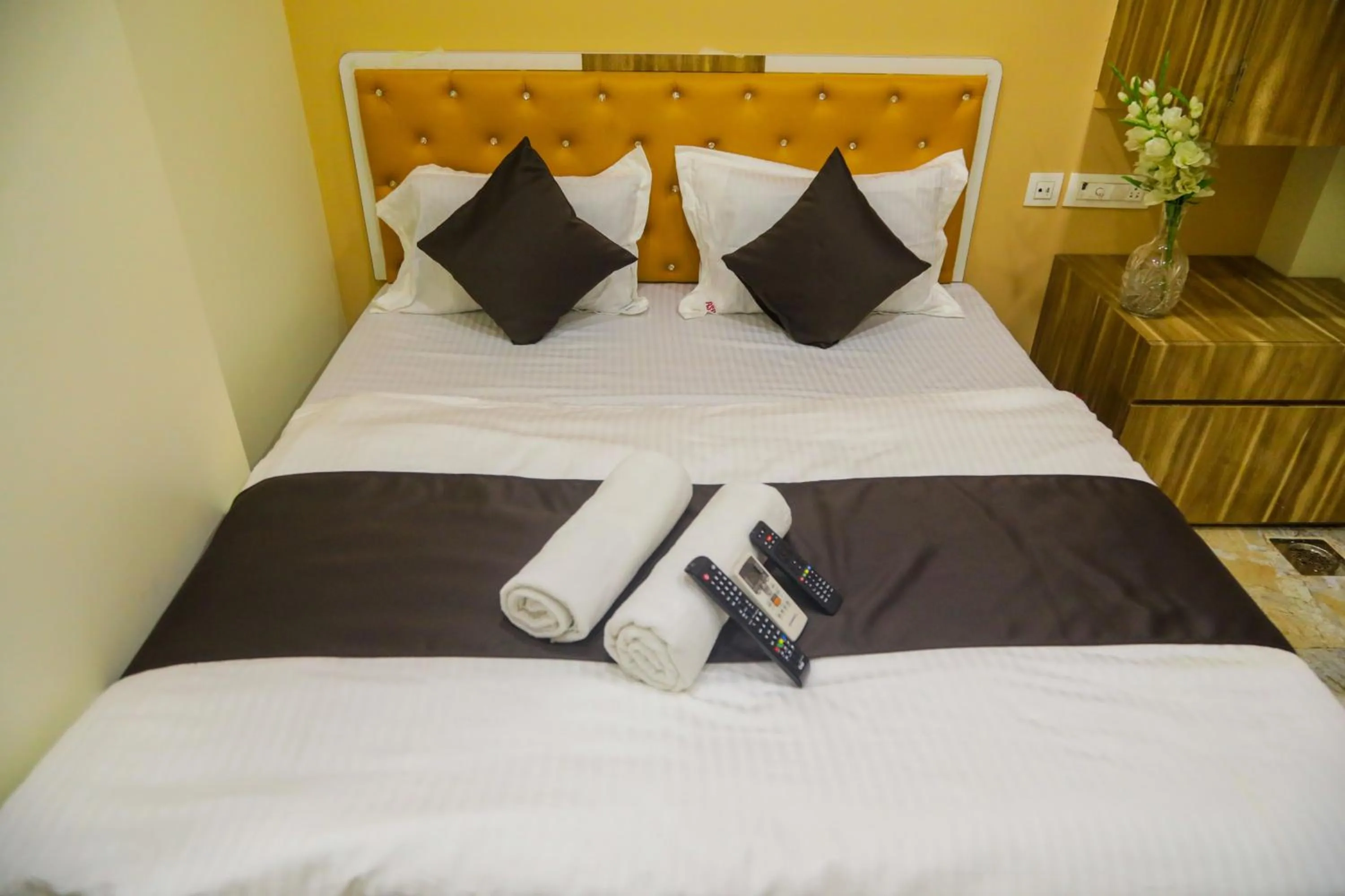 Photo of the whole room, Bed in AL Shifa Residency