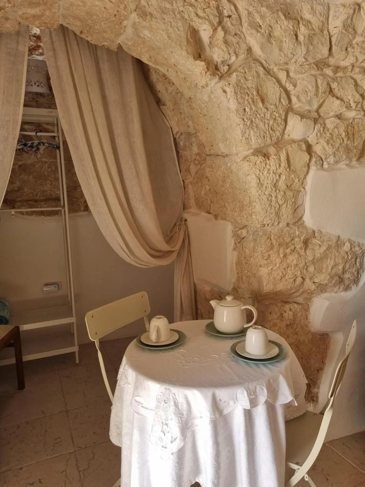 room service in Trulli Di Spinaruta