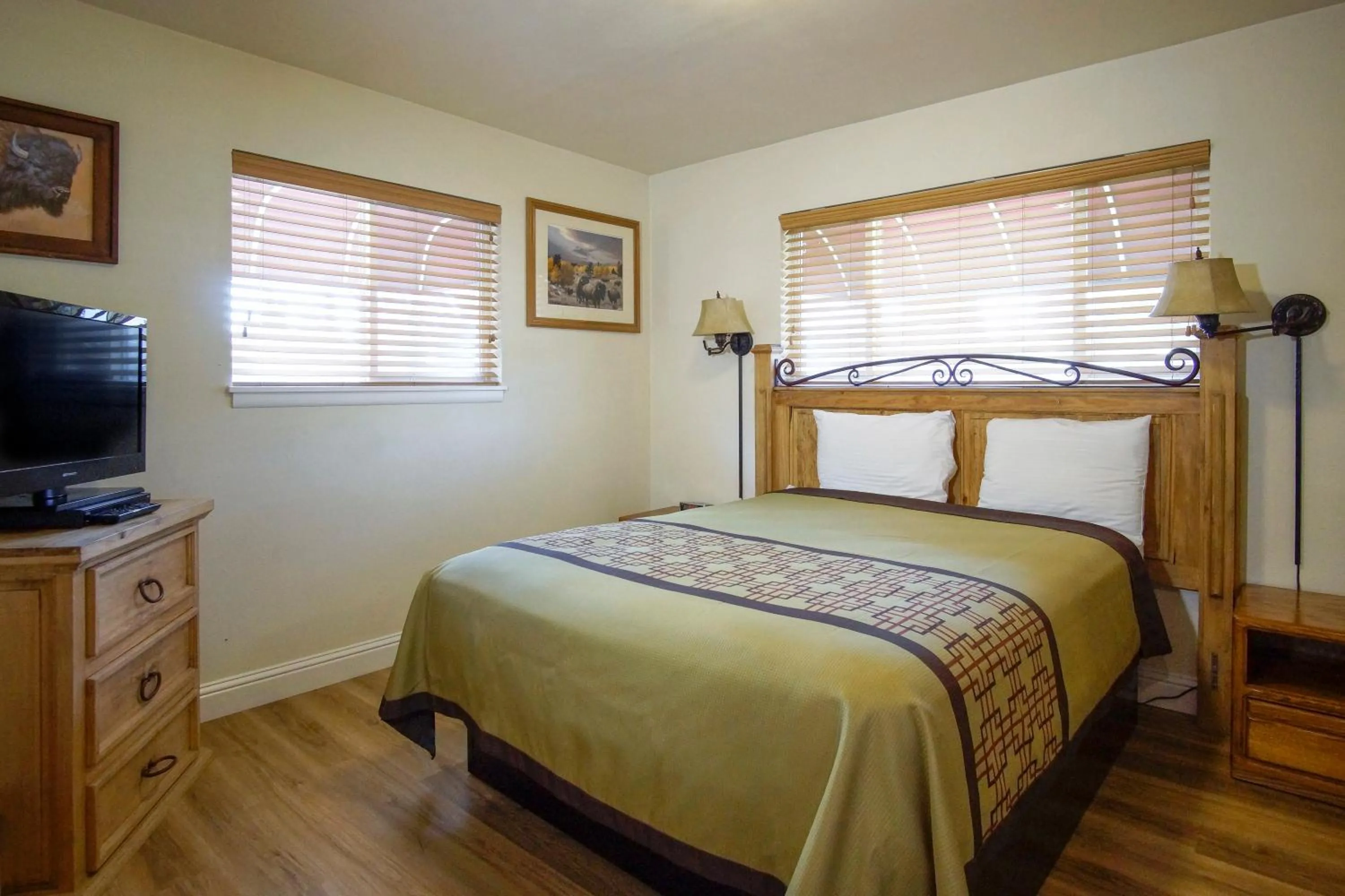 Bed in Charm Motel & Suites