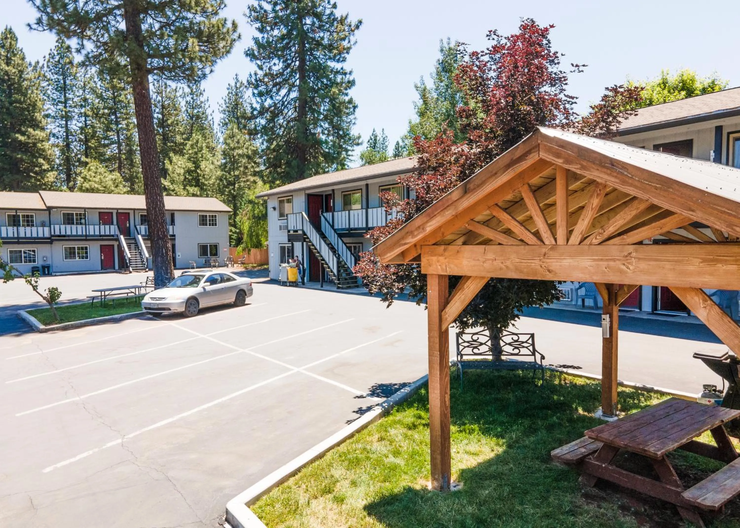 BBQ facilities in Charm Motel & Suites