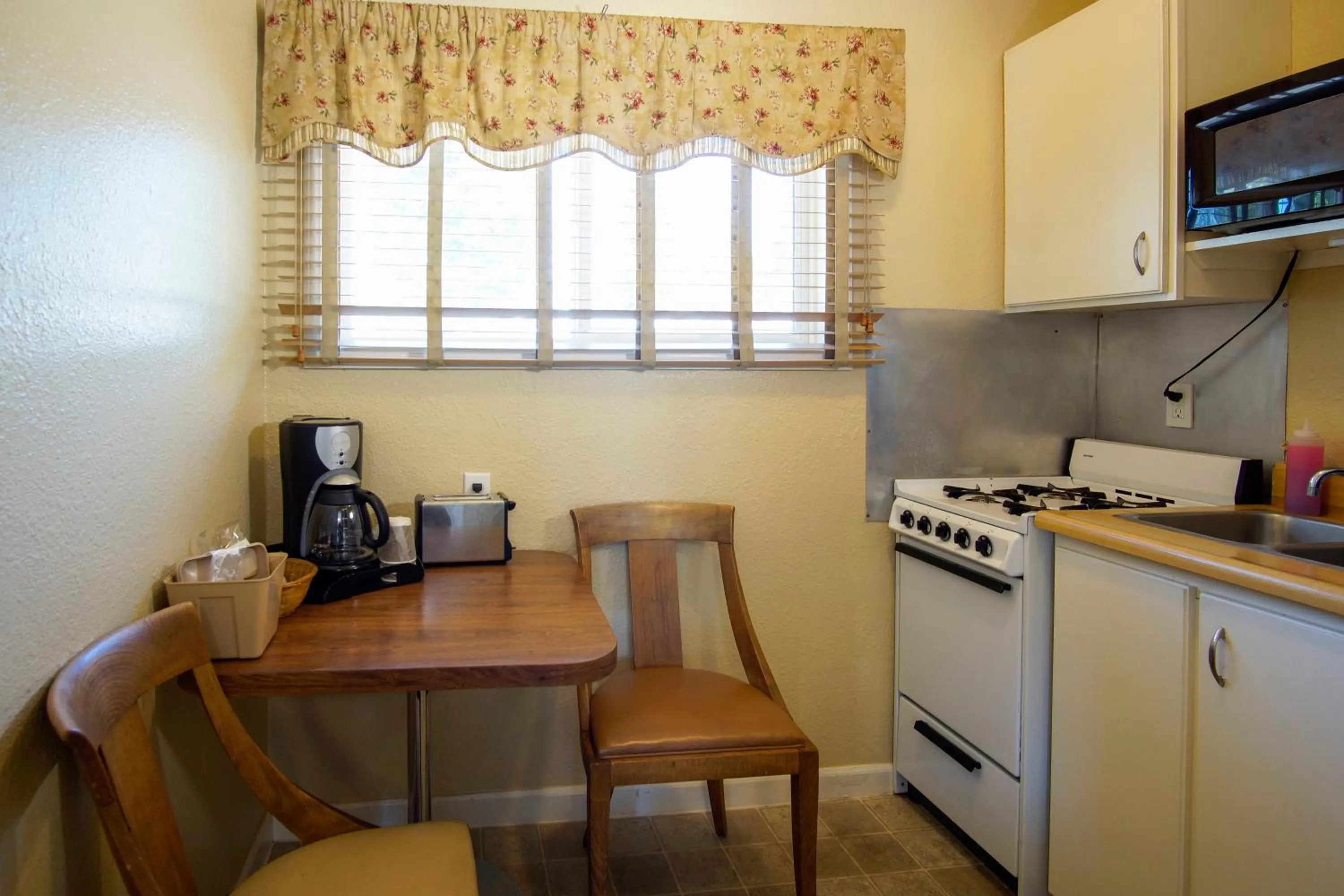 Kitchen or kitchenette in Charm Motel & Suites