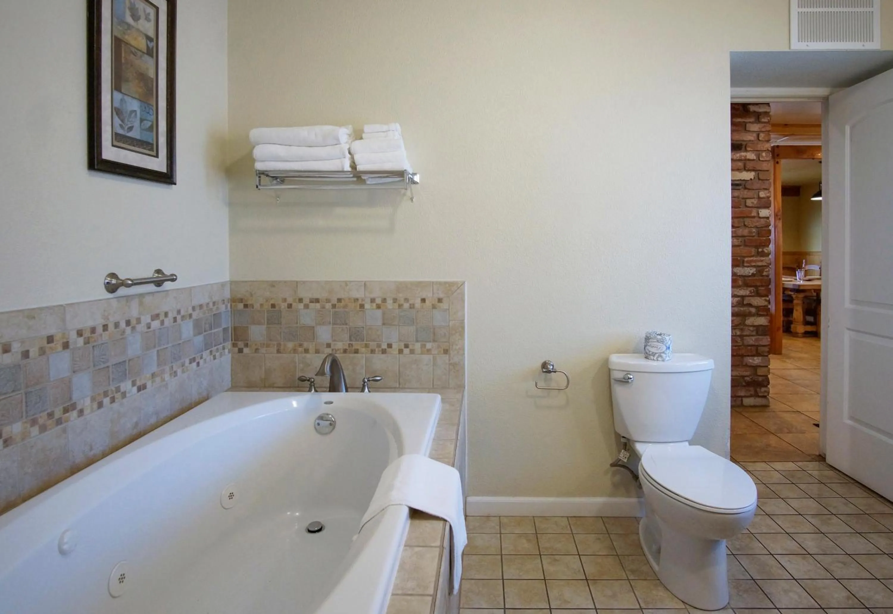 Charm Motel & Suites