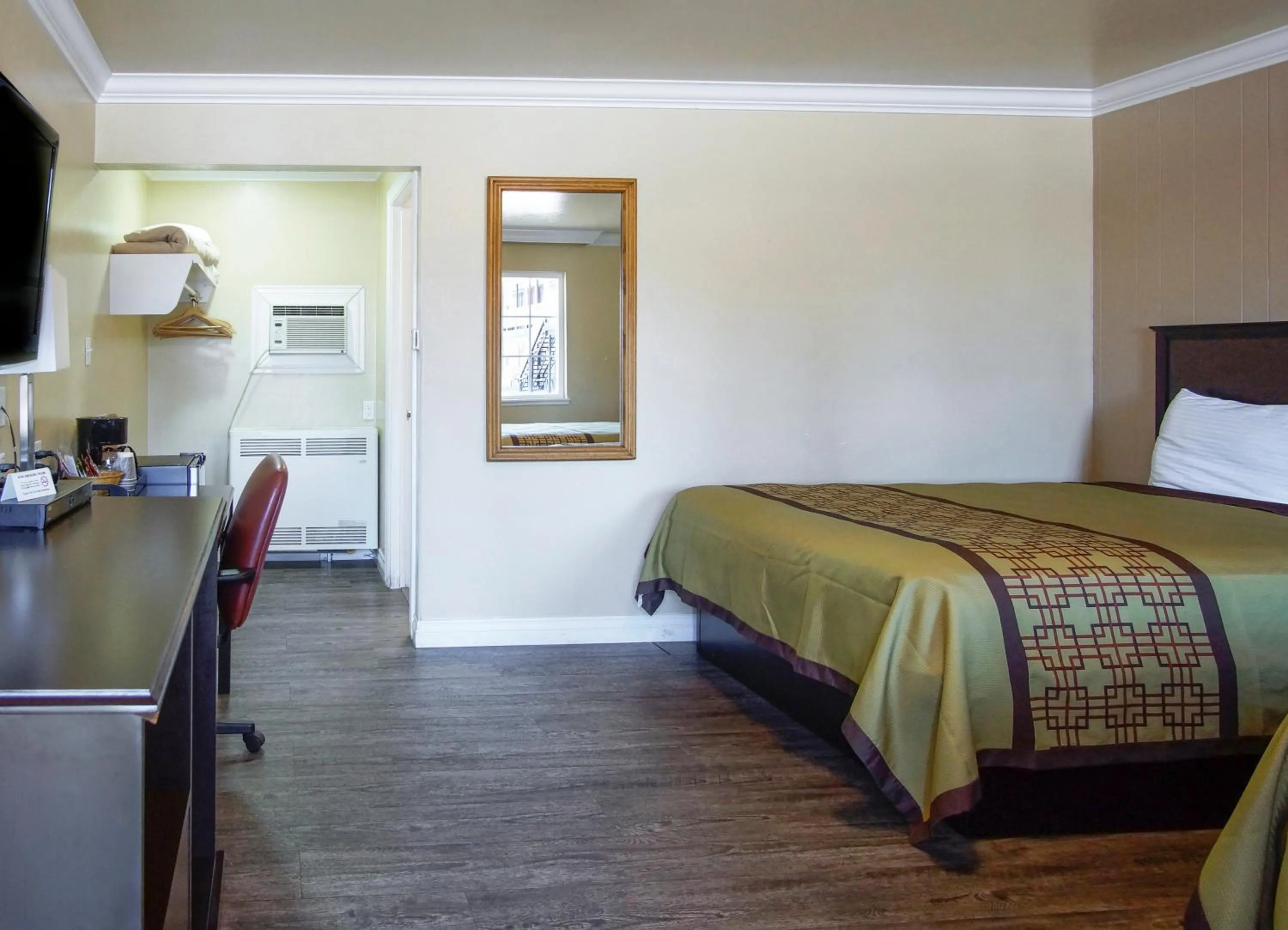 Bed in Charm Motel & Suites