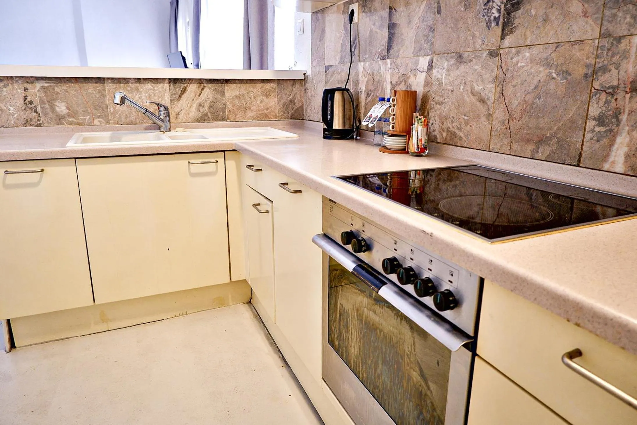 dishwasher in Bono Hotel Old Town