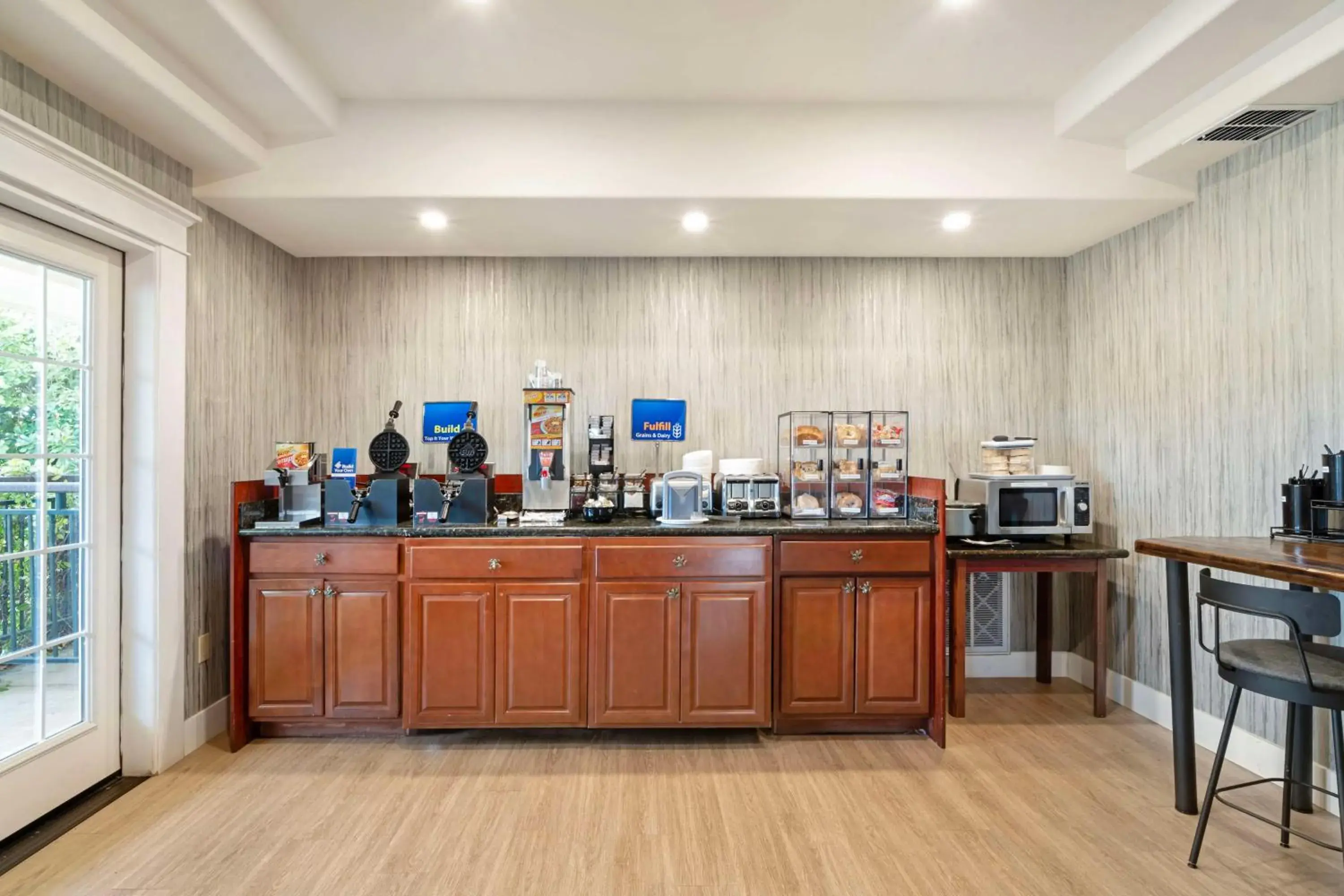 Breakfast in Best Western Cedar Inn & Suites Breakfast in Best Western Cedar Inn & Suites