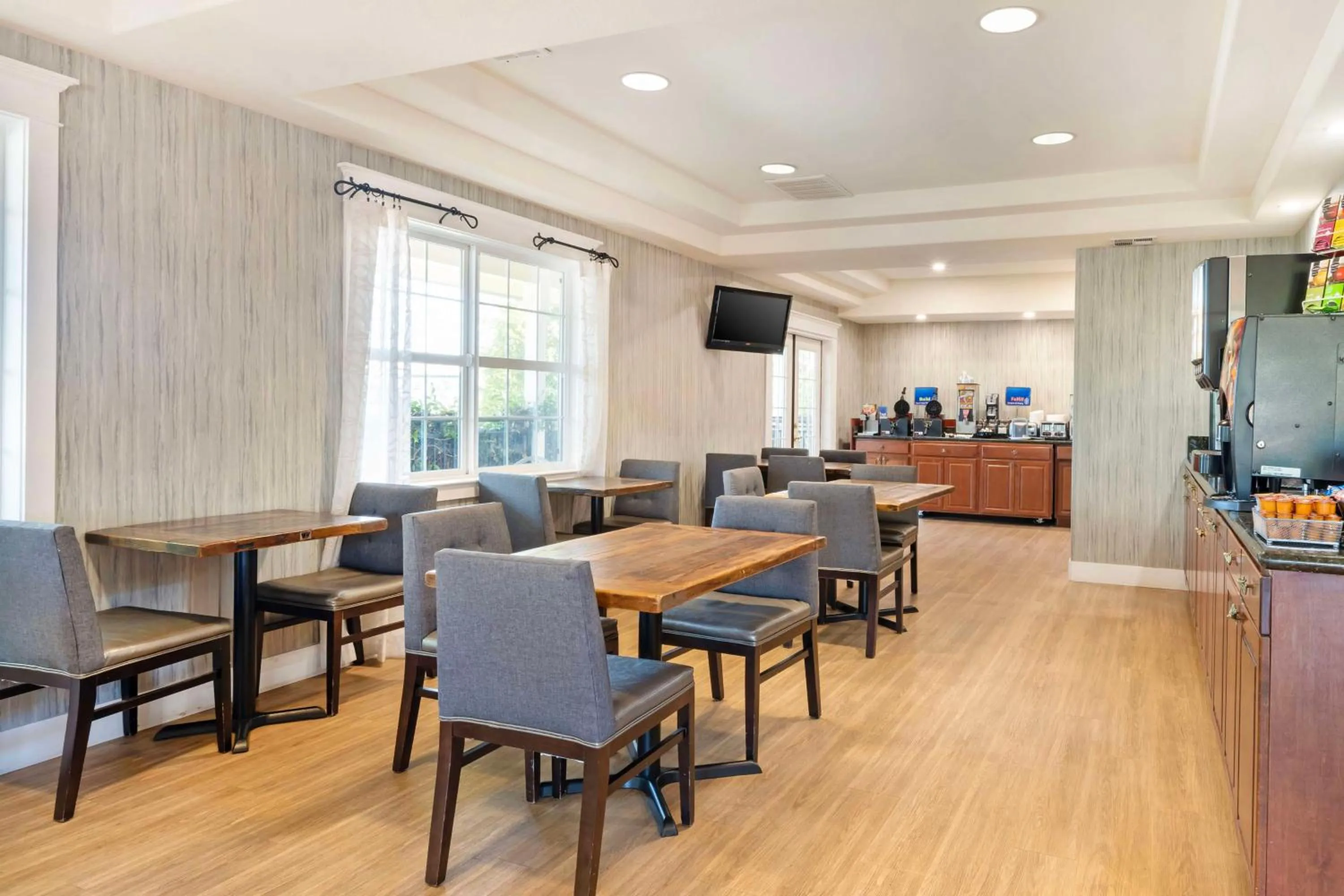 Breakfast in Best Western Cedar Inn & Suites