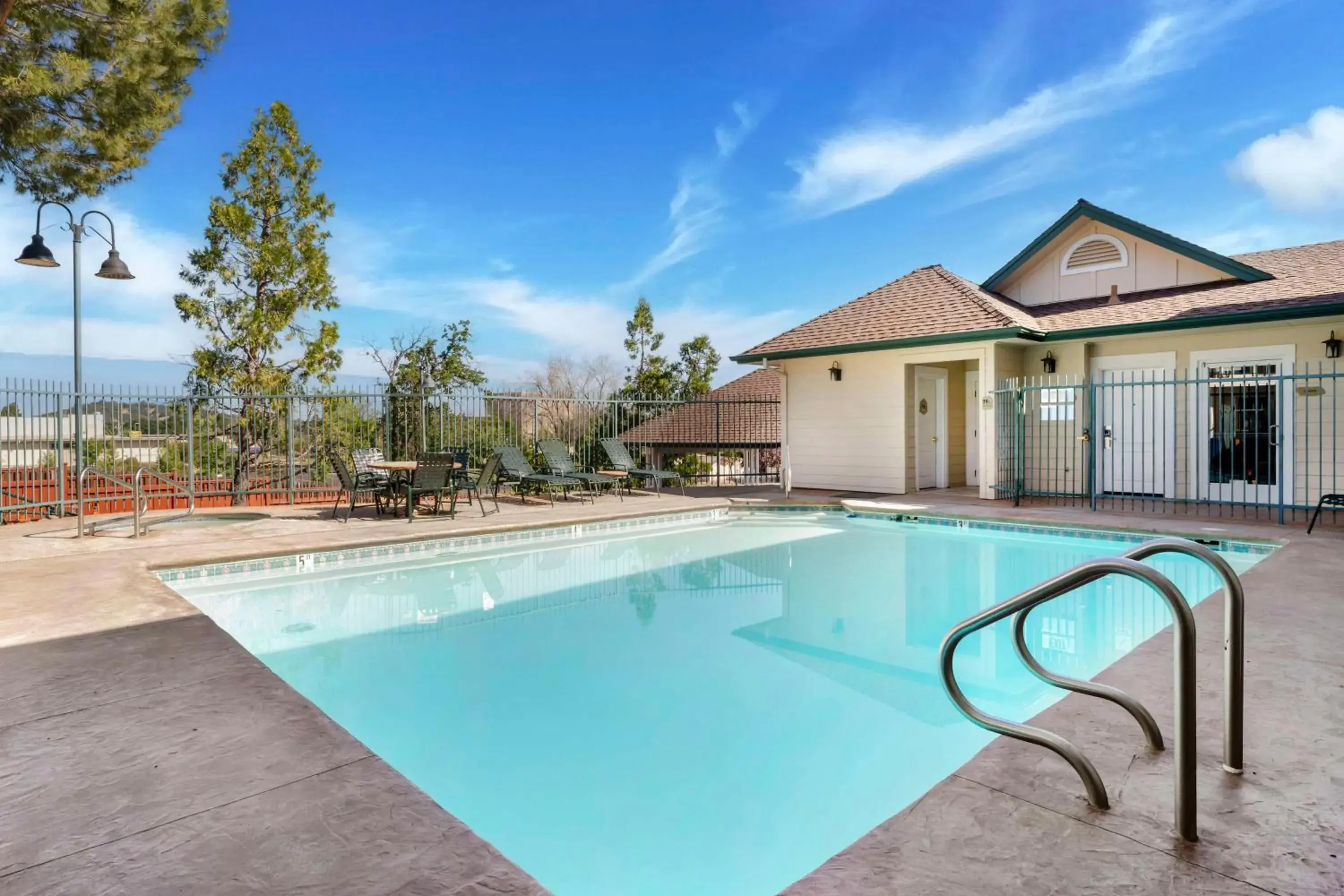 Pool view in Best Western Cedar Inn & Suites Pool view in Best Western Cedar Inn & Suites