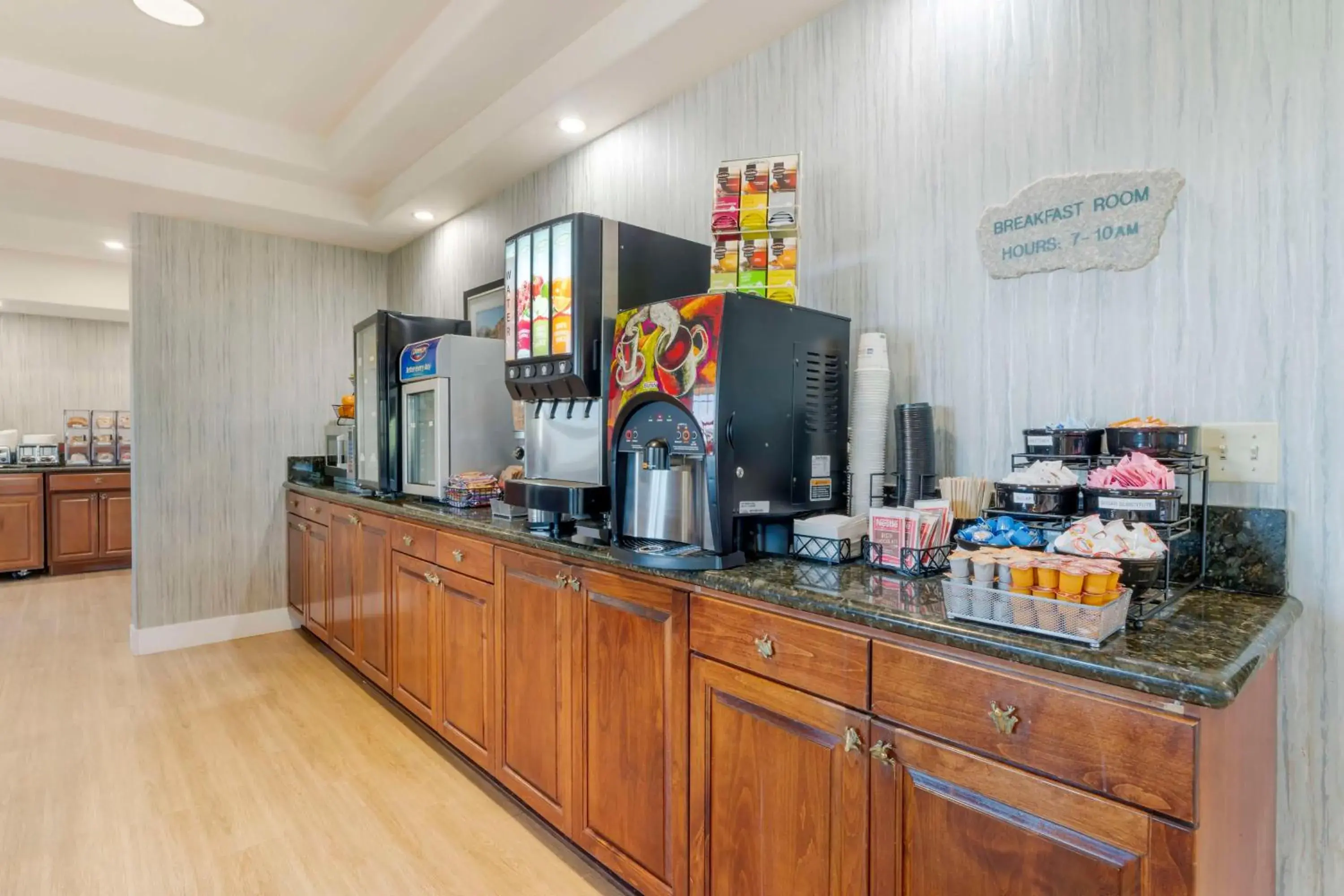 Breakfast in Best Western Cedar Inn & Suites Breakfast in Best Western Cedar Inn & Suites