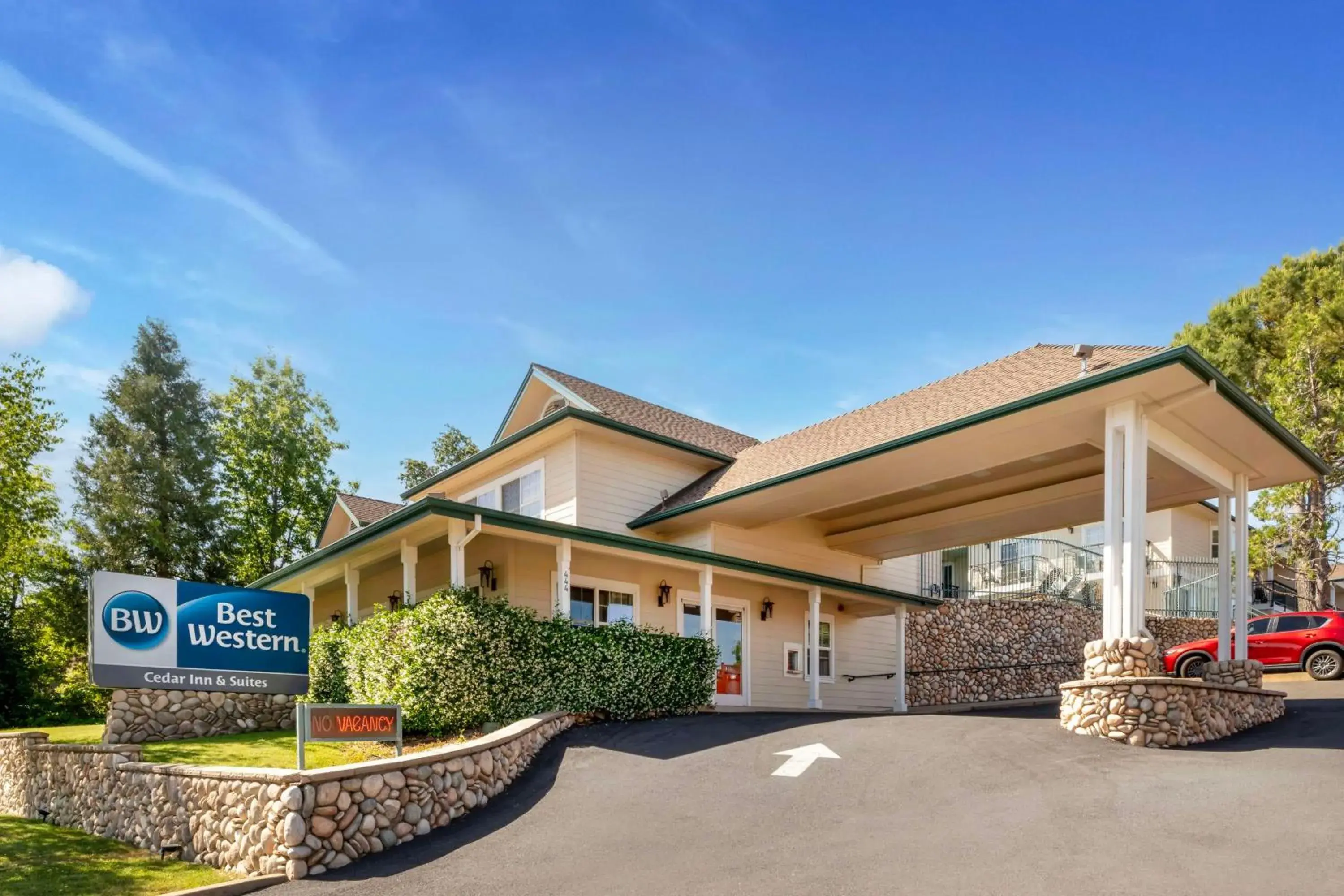 Property building in Best Western Cedar Inn & Suites Property building in Best Western Cedar Inn & Suites