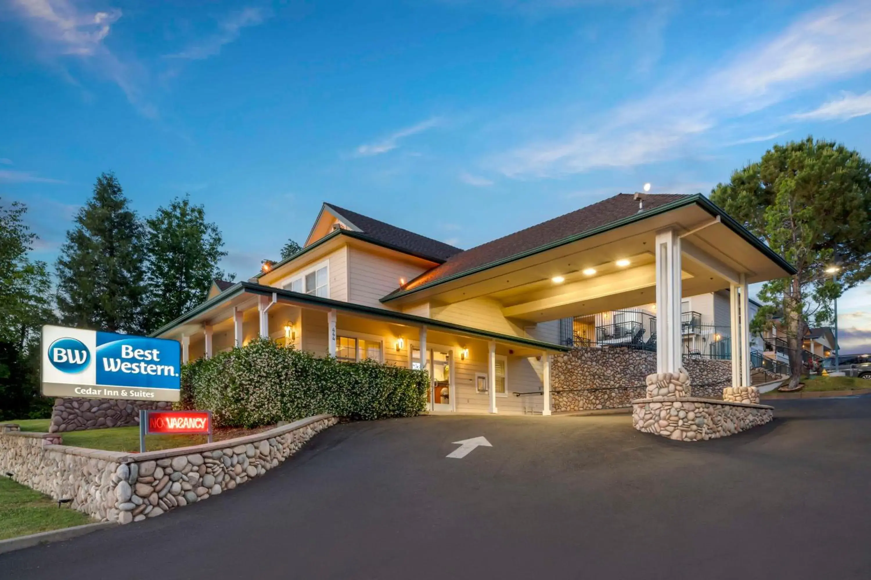 Property building in Best Western Cedar Inn & Suites Property building in Best Western Cedar Inn & Suites