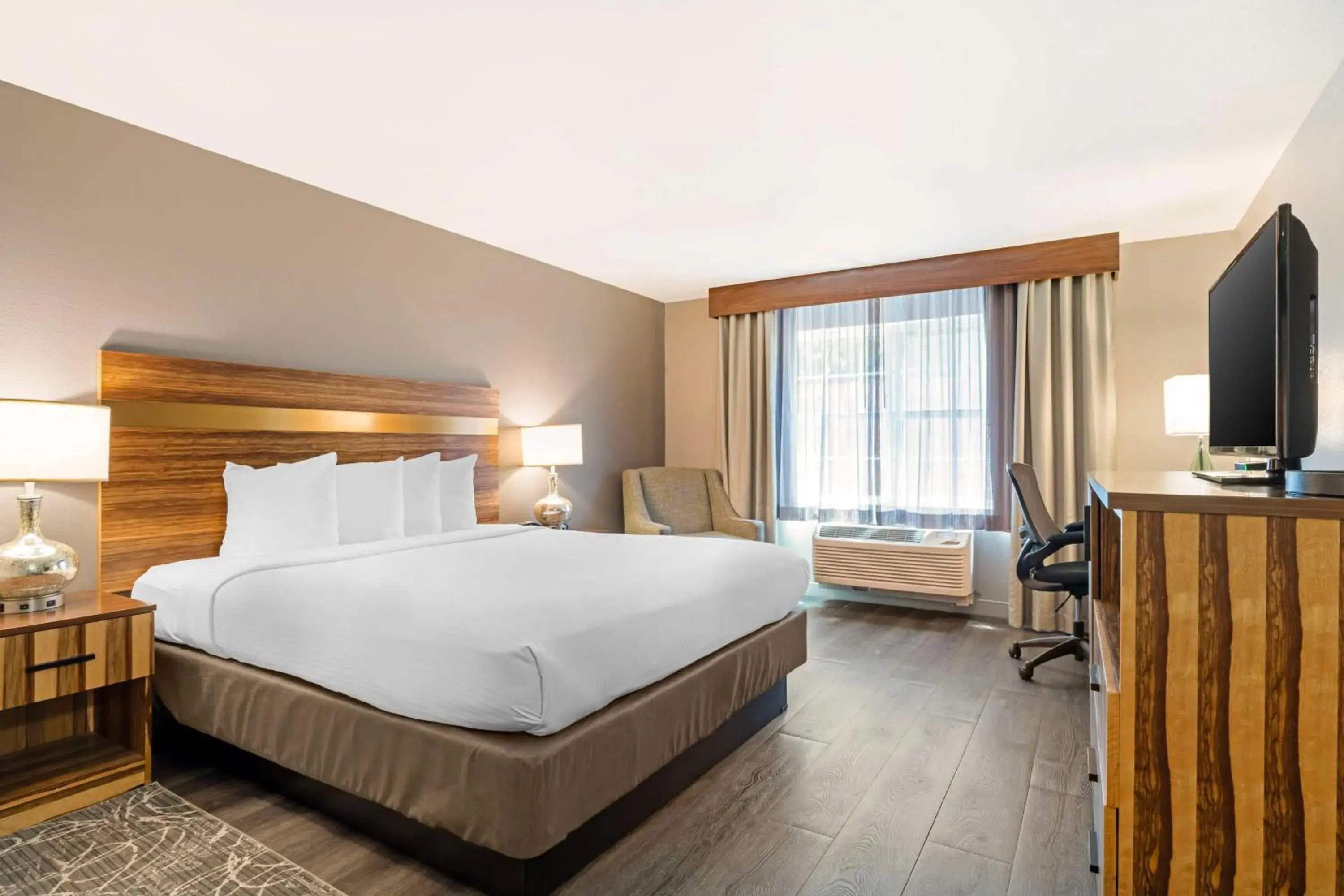 Bedroom, Bed in Best Western Cedar Inn & Suites Bedroom, Bed in Best Western Cedar Inn & Suites