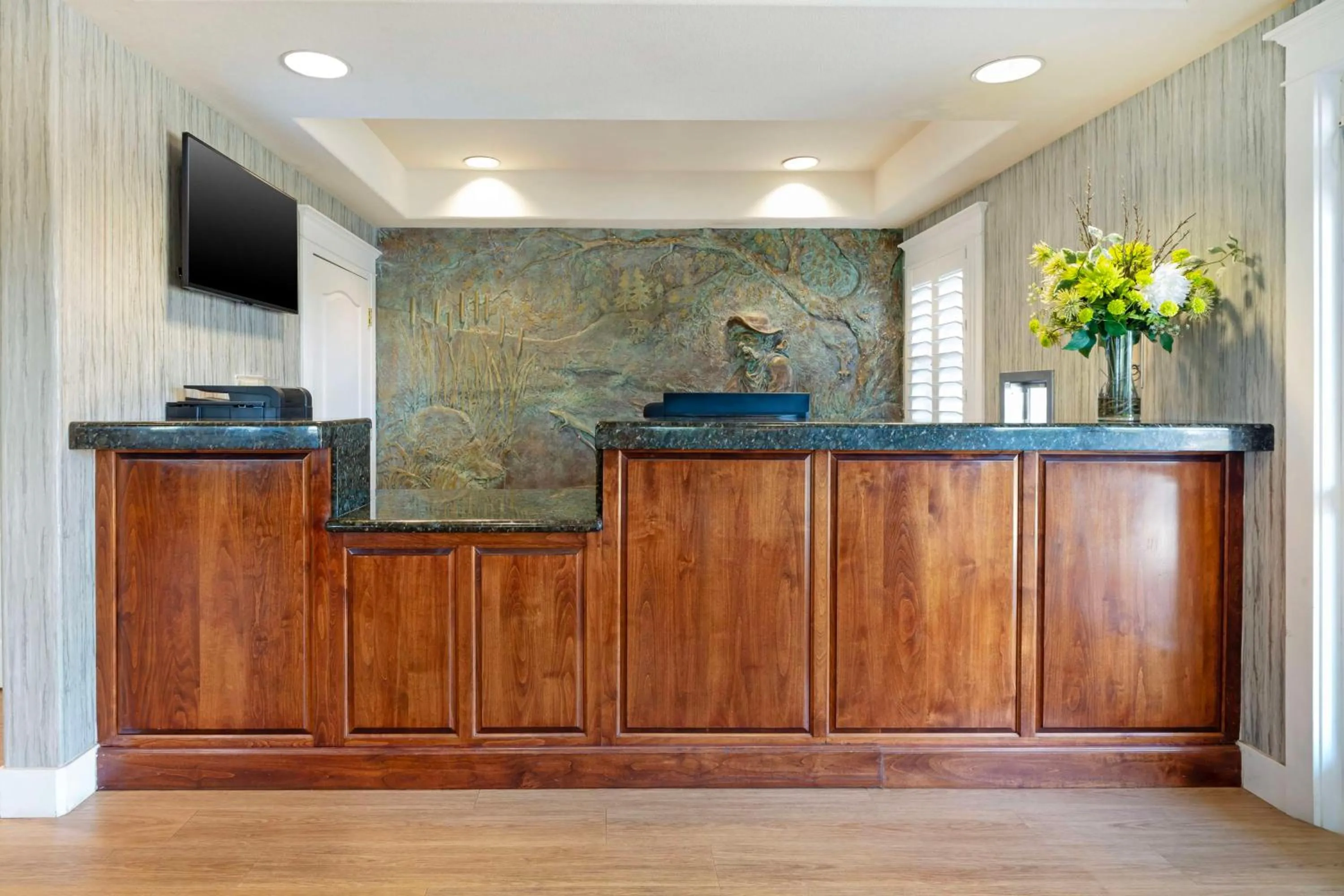 Lobby or reception in Best Western Cedar Inn & Suites