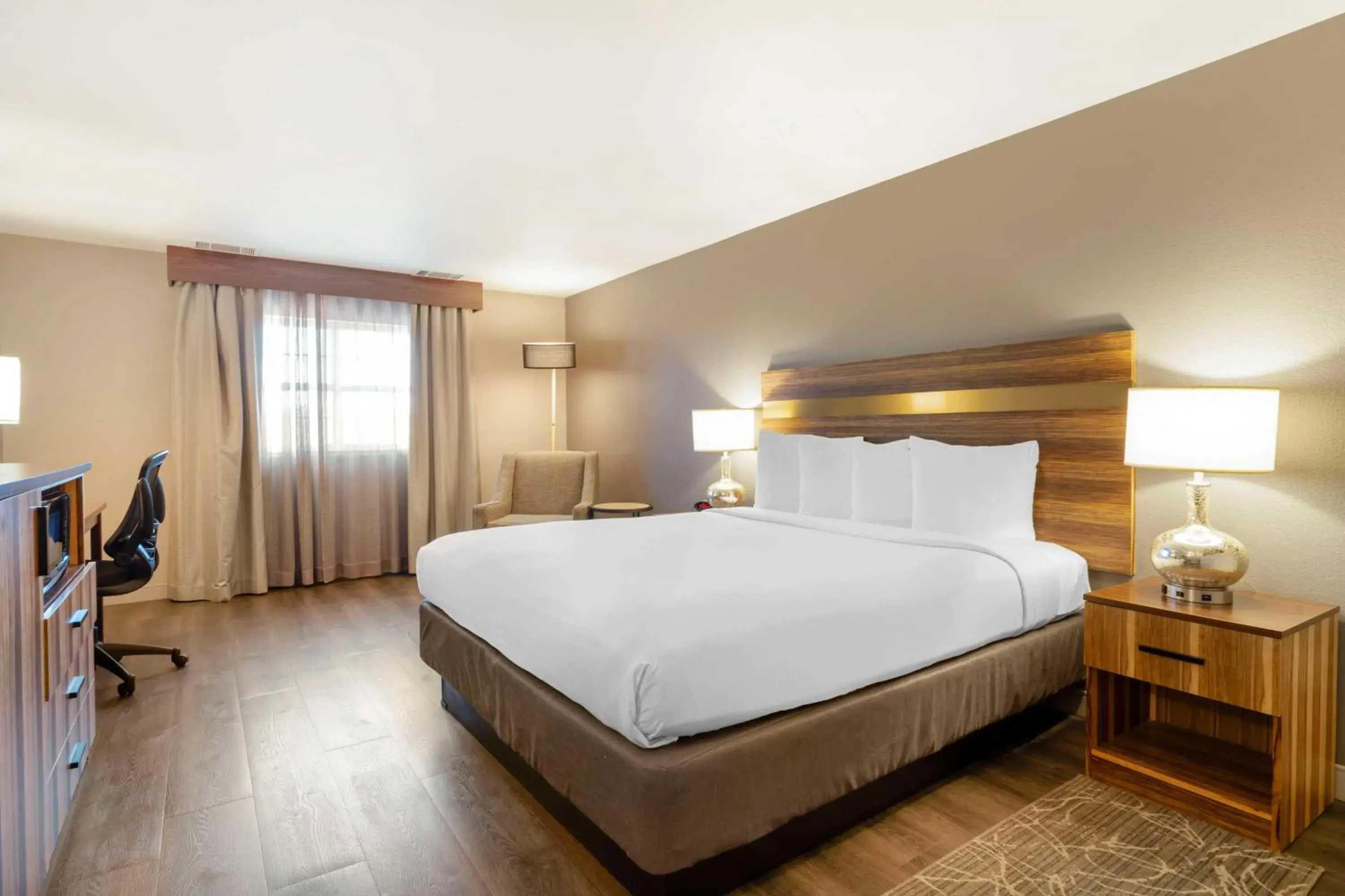 Bedroom, Bed in Best Western Cedar Inn & Suites Bedroom, Bed in Best Western Cedar Inn & Suites