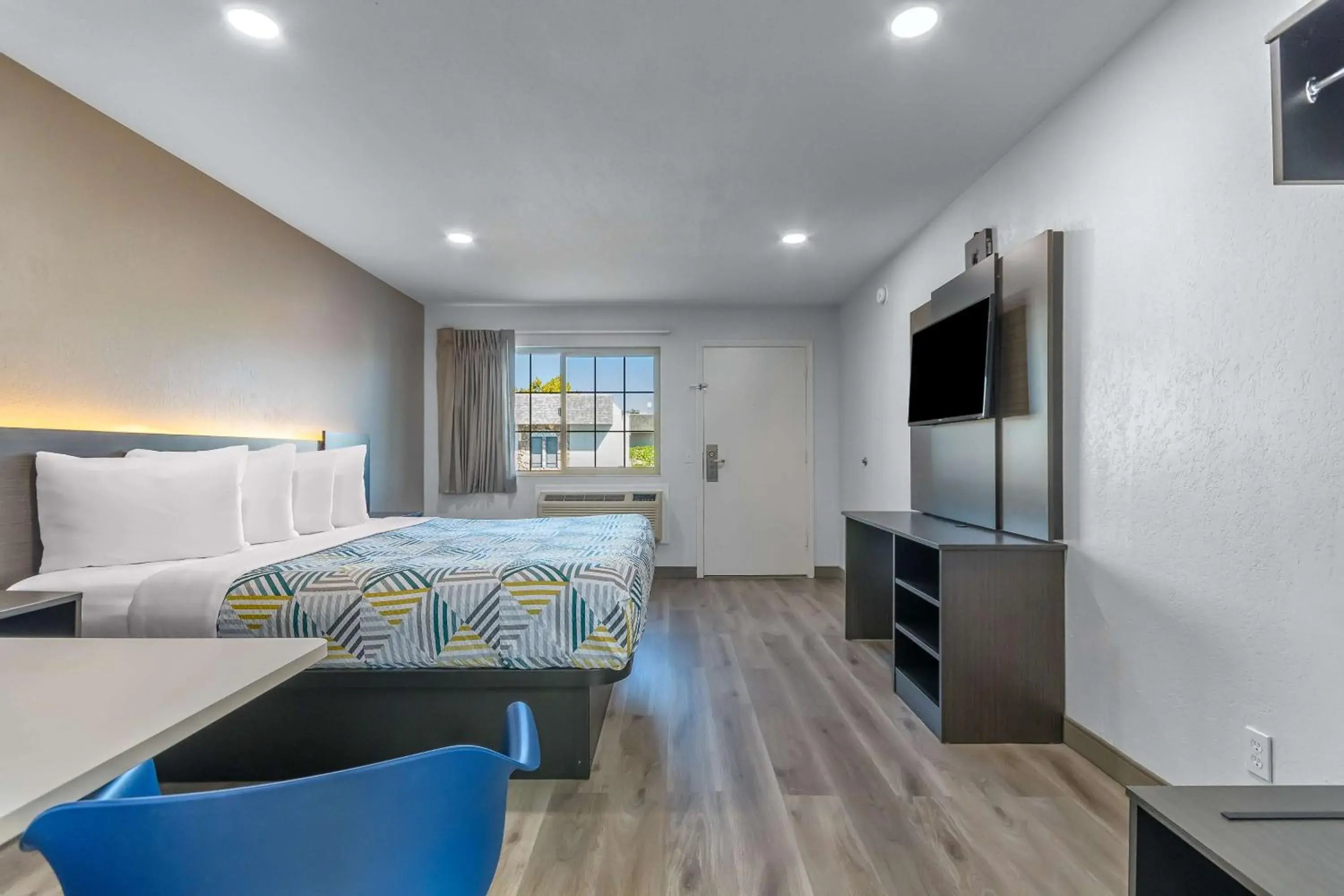 King Room - single occupancy - Non-Smoking in Motel 6-Willows, CA King Room - single occupancy - Non-Smoking in Motel 6-Willows, CA