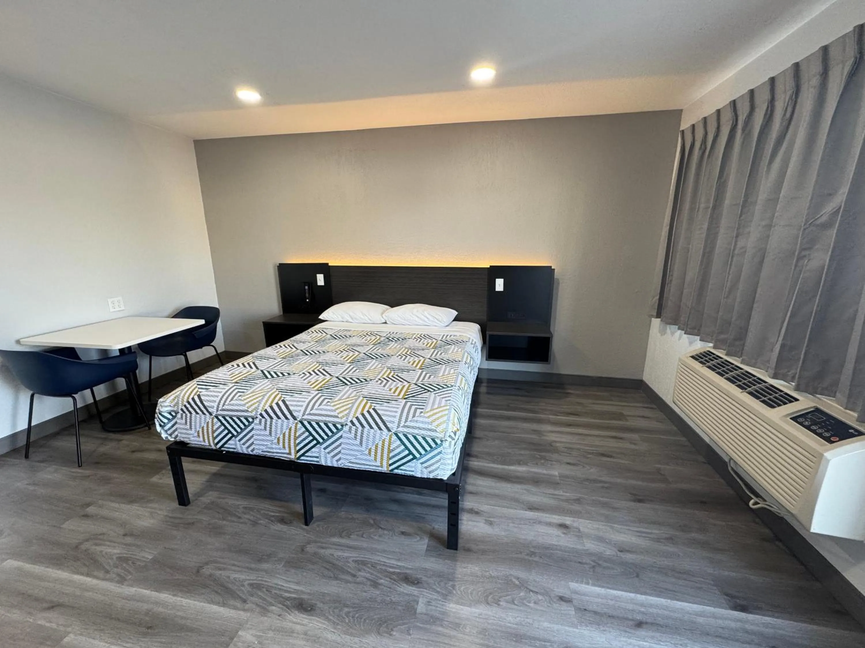 Bedroom, Bed in Motel 6-Willows, CA