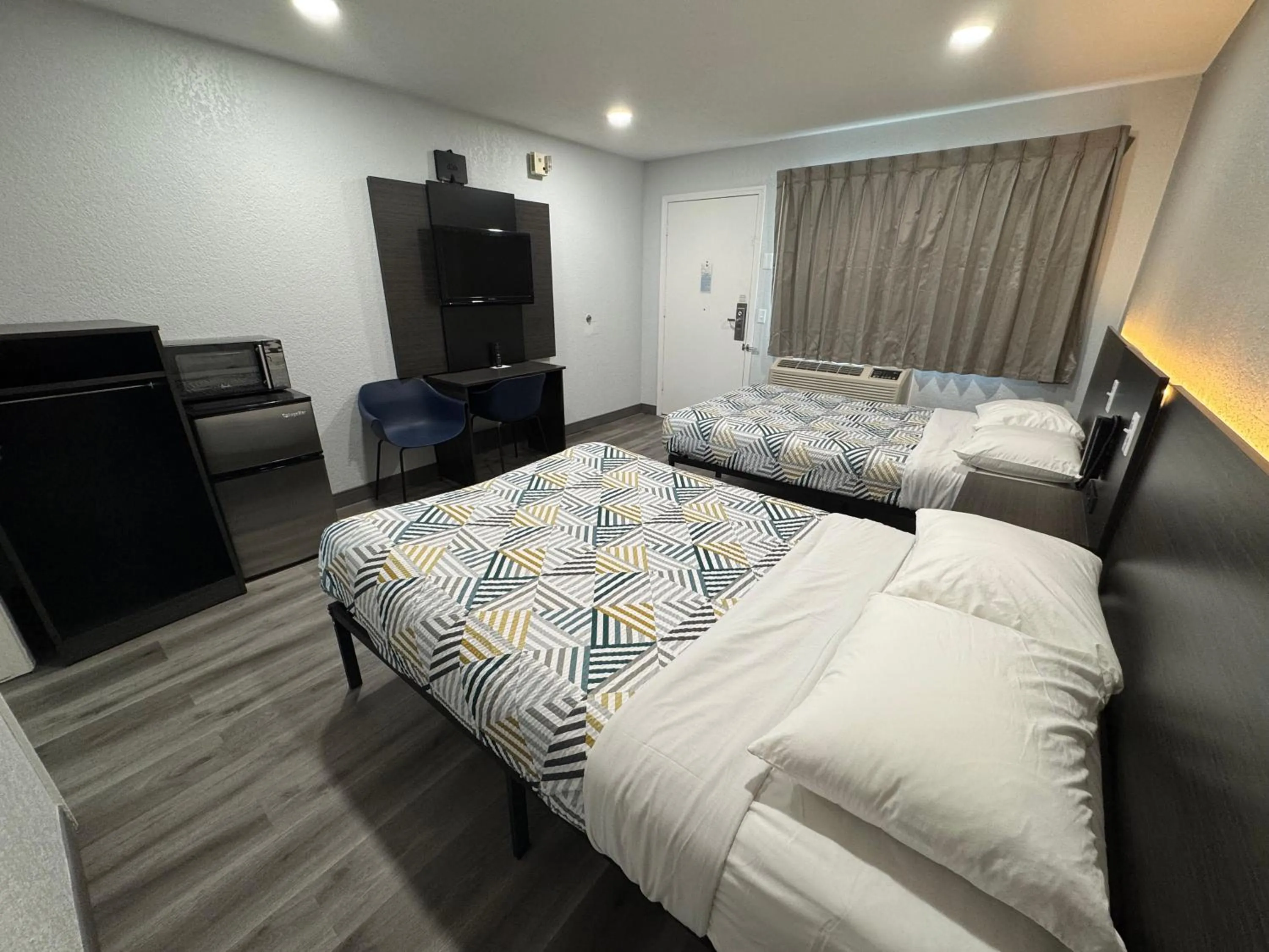 Bedroom, Bed in Motel 6-Willows, CA