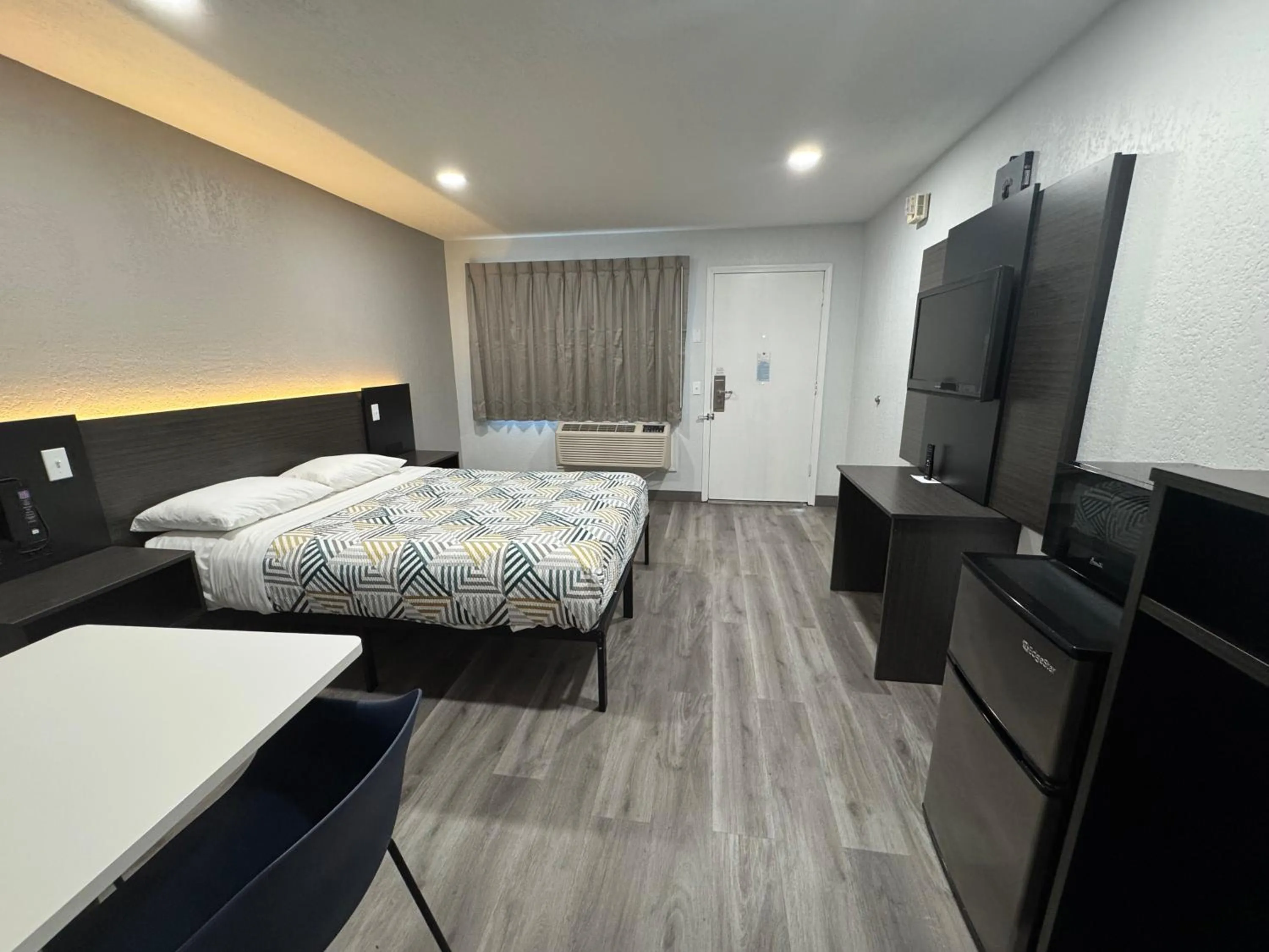 Bedroom, Bed in Motel 6-Willows, CA