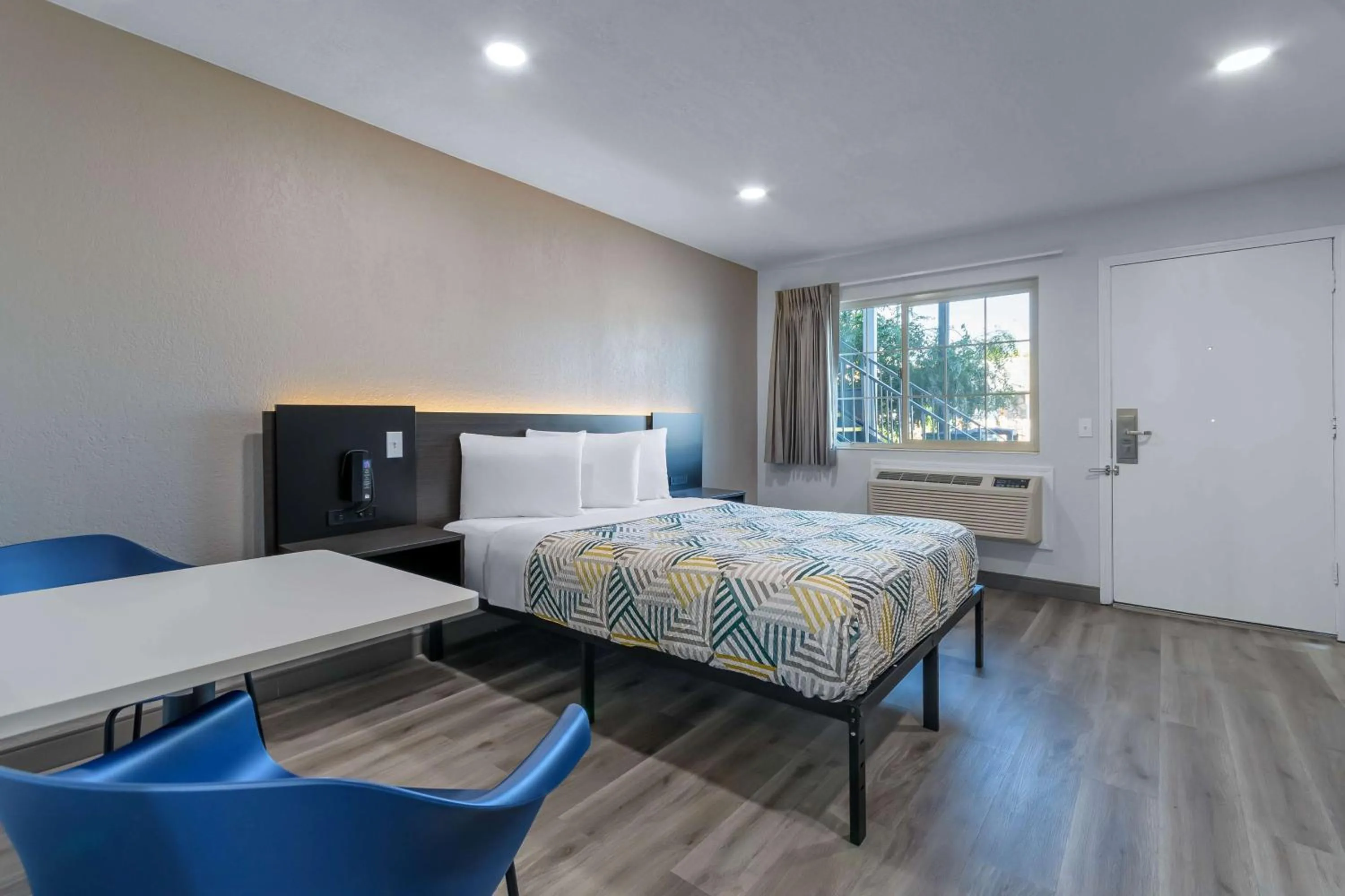 Bedroom, Bed in Motel 6-Willows, CA