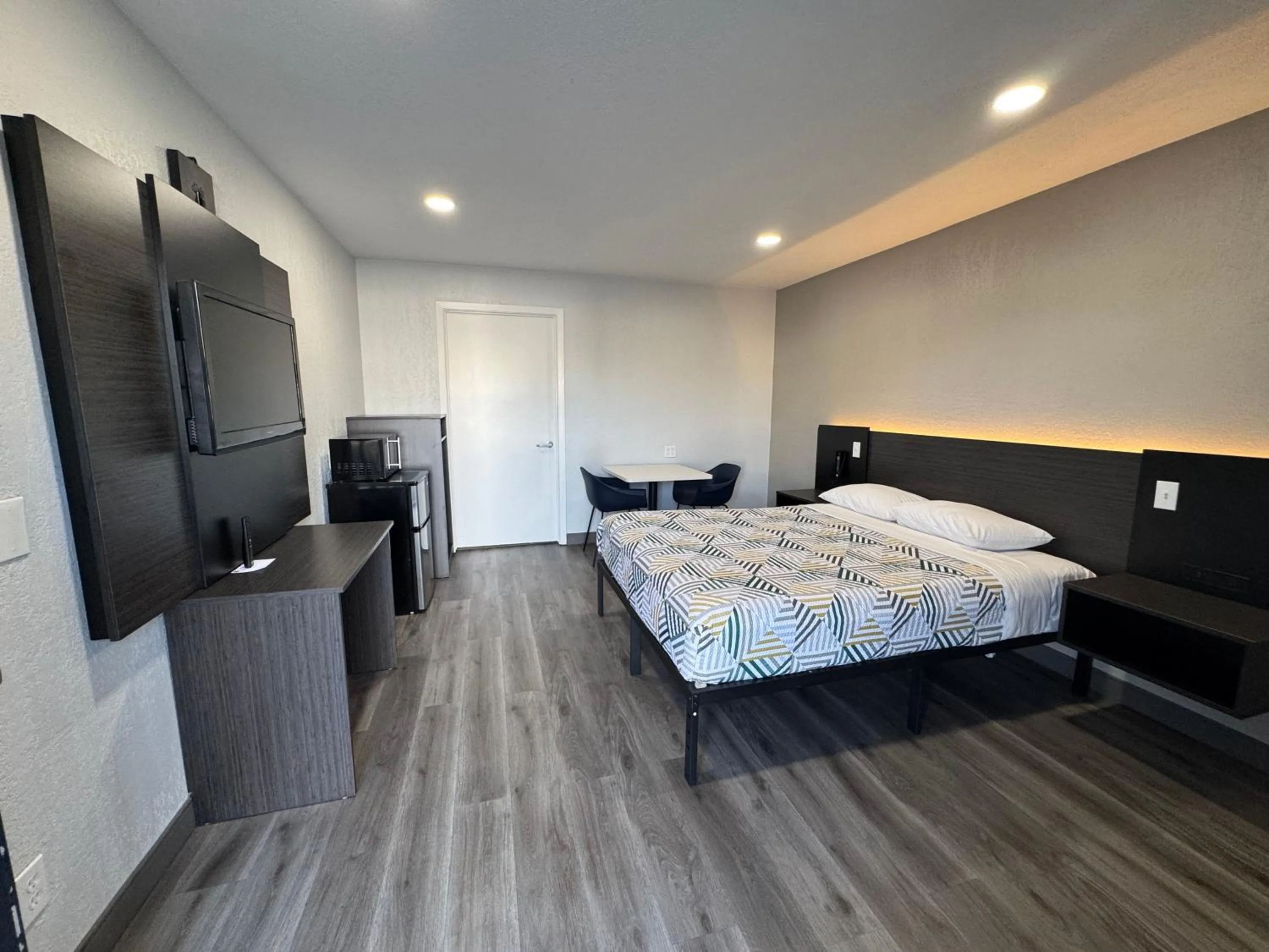 Bedroom, Bed in Motel 6-Willows, CA