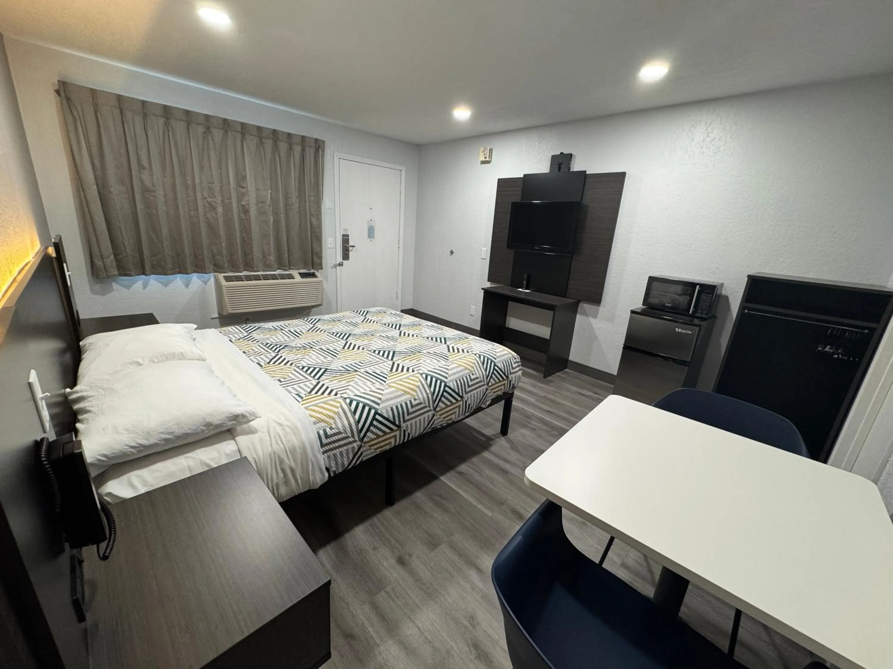 Bedroom, Bed in Motel 6-Willows, CA