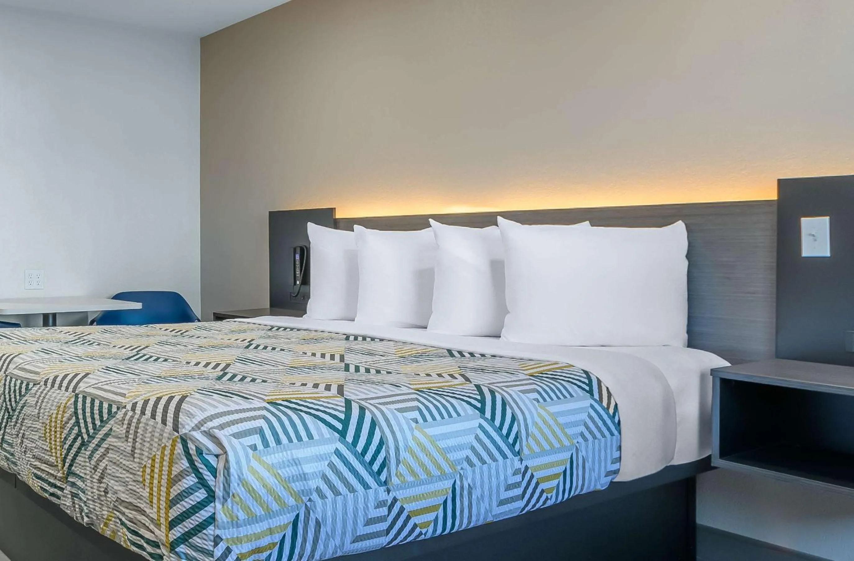 Bedroom, Bed in Motel 6-Willows, CA