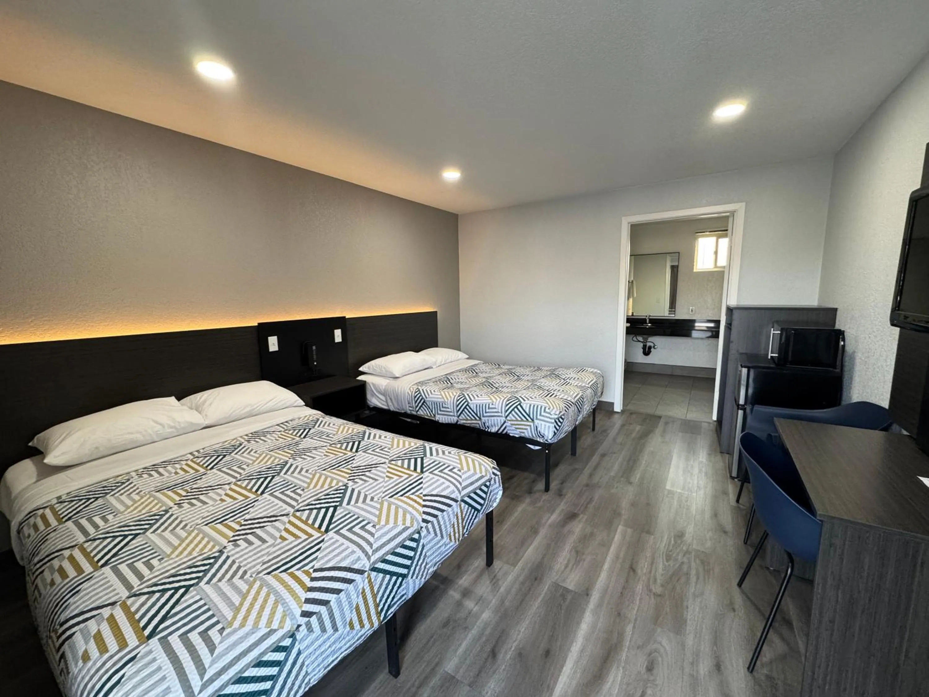 Photo of the whole room, Bed in Motel 6-Willows, CA