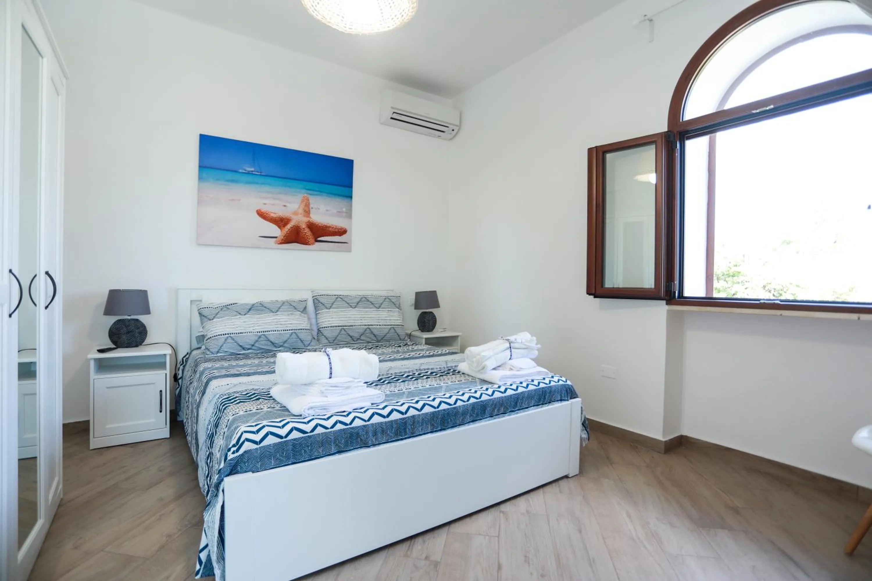 Bedroom in Gli archi sul mare