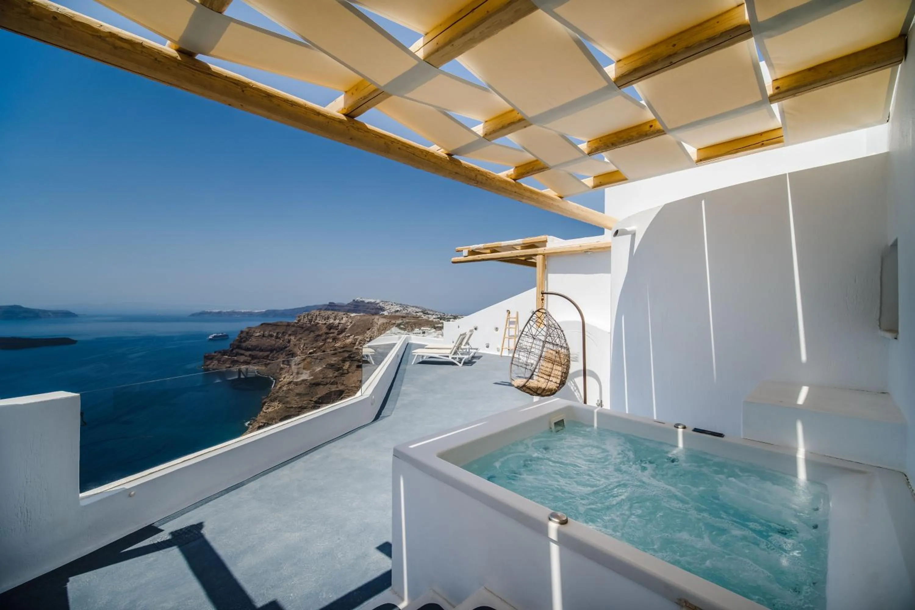 Hot Tub in Symphony Suites Santorini