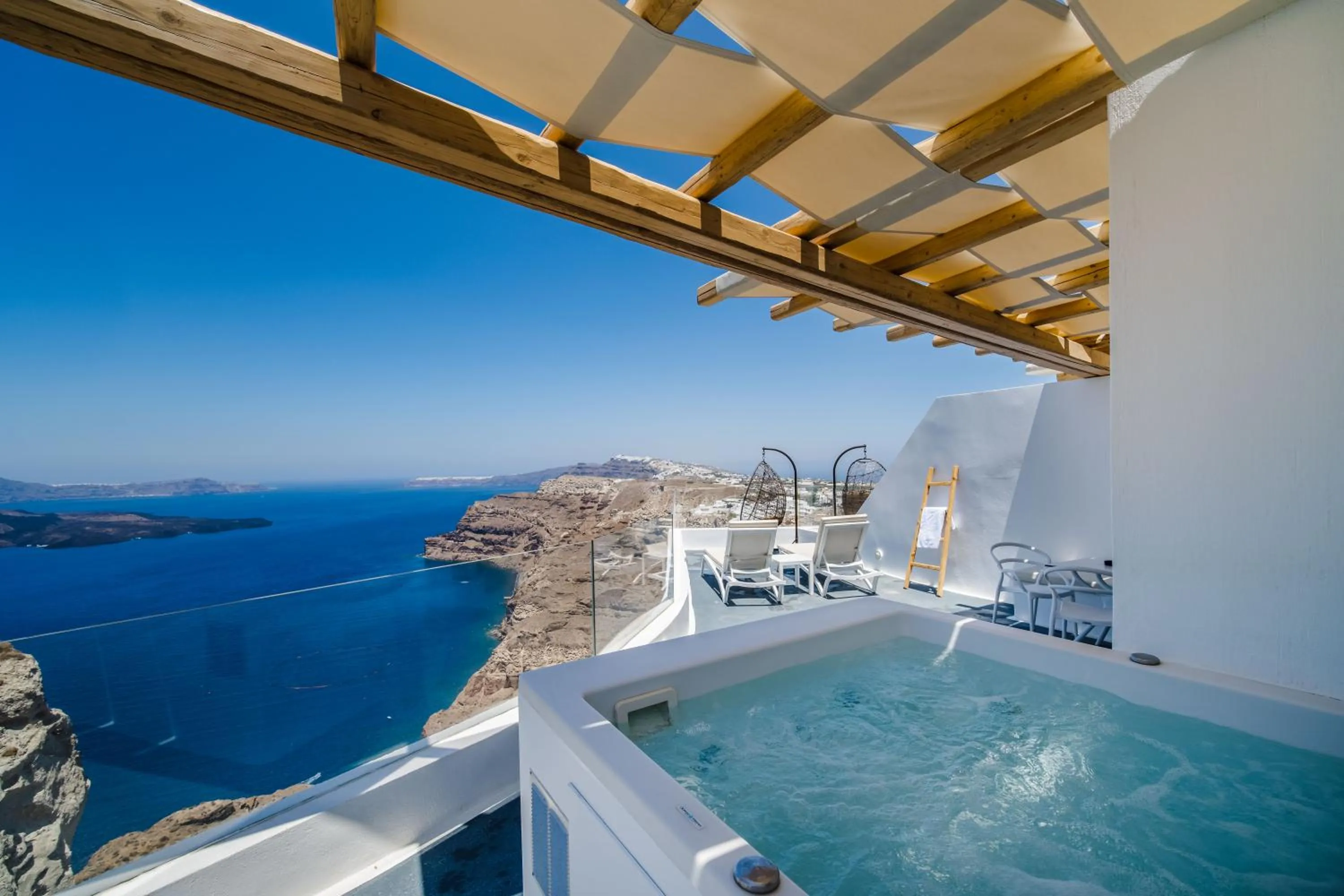 Hot Tub in Symphony Suites Santorini