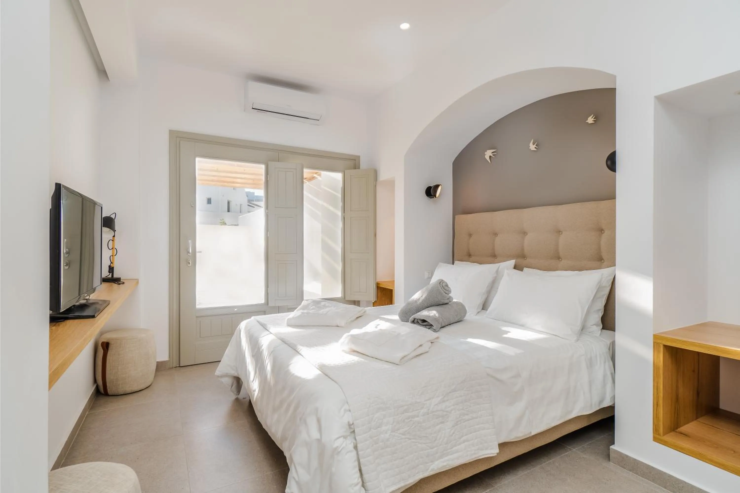 Bedroom, Bed in Symphony Suites Santorini