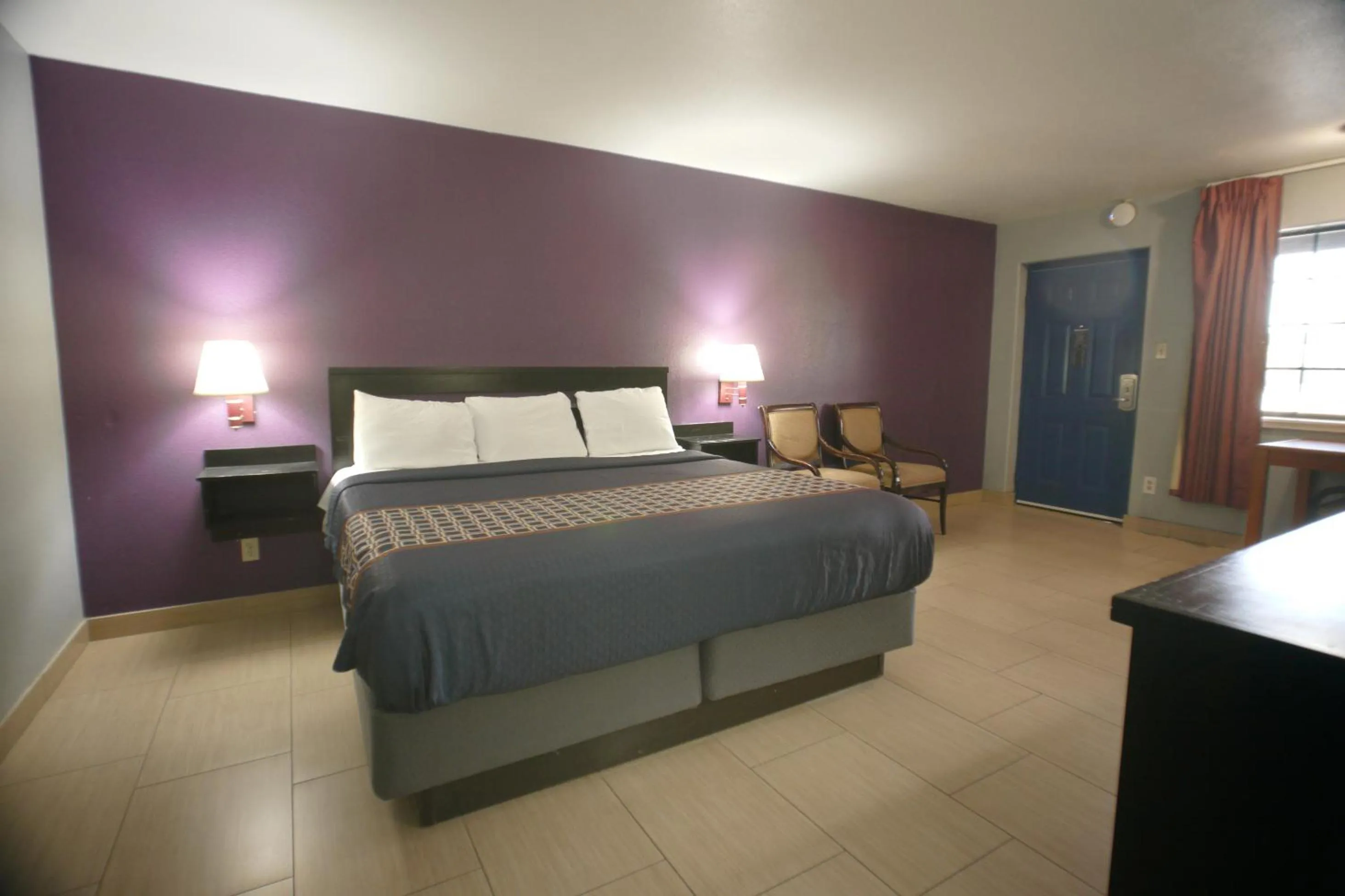 Bed in Texas Inn McAllen Airport