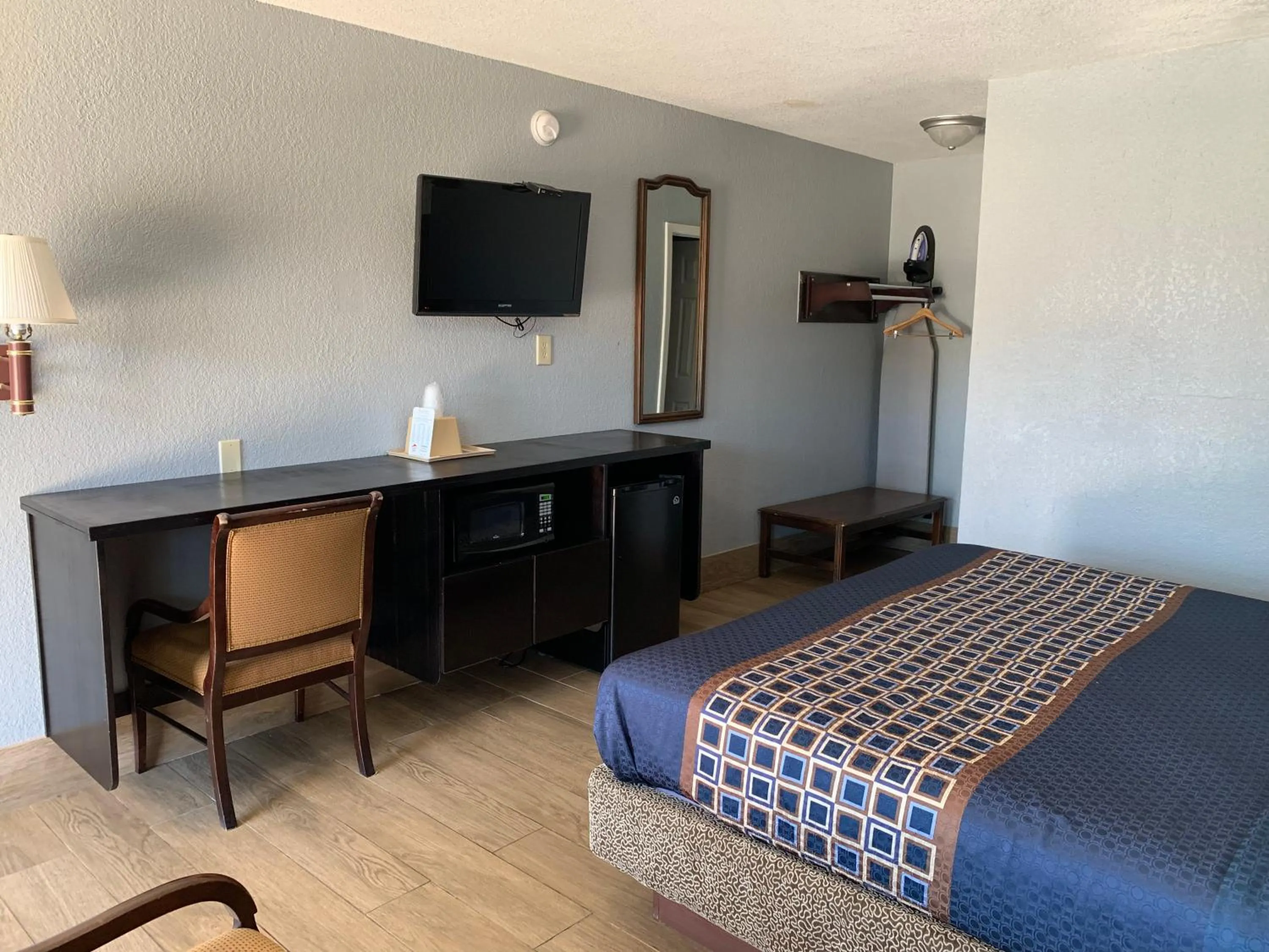 Bed in Texas Inn McAllen Airport