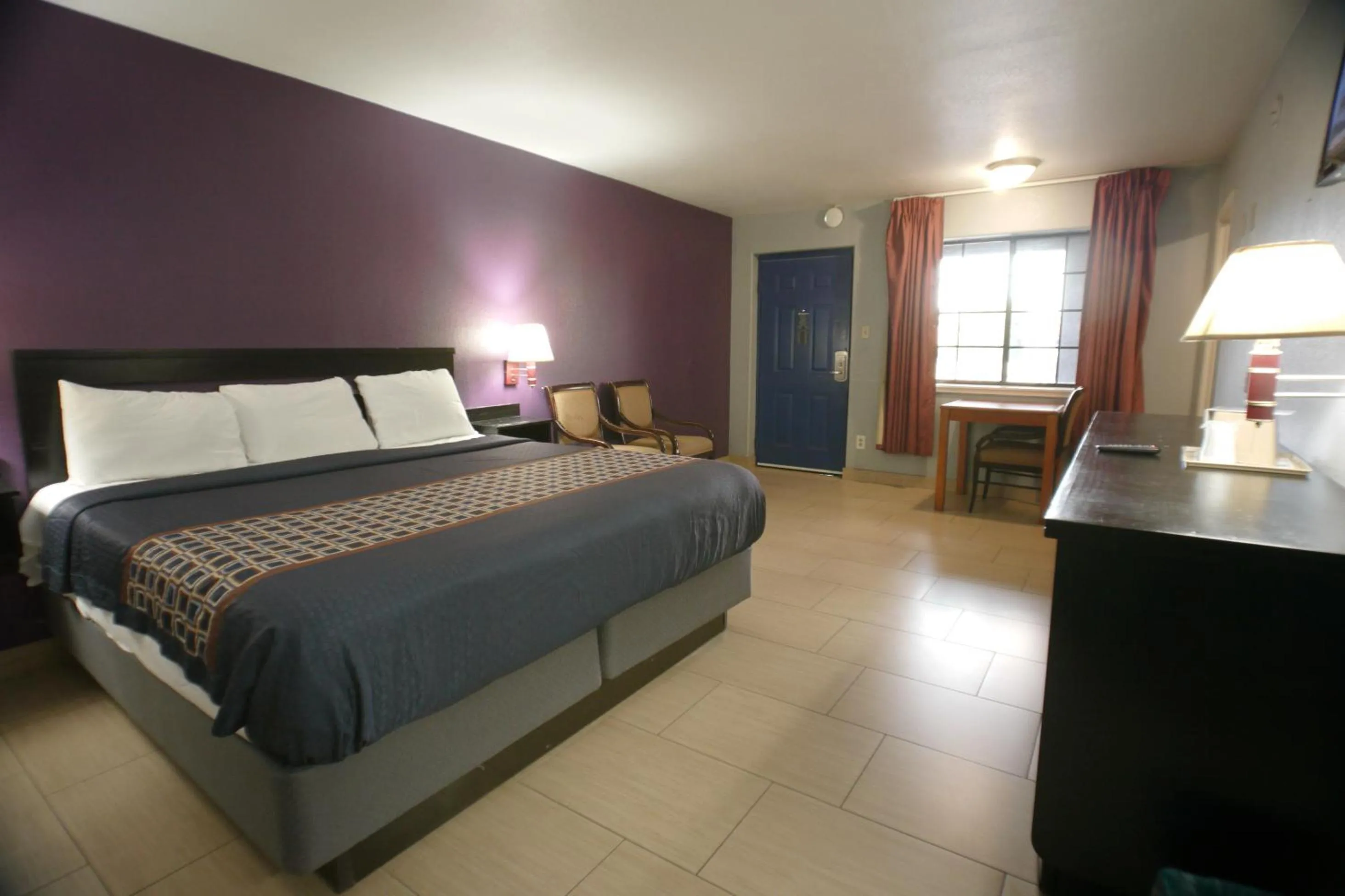 Bed in Texas Inn McAllen Airport