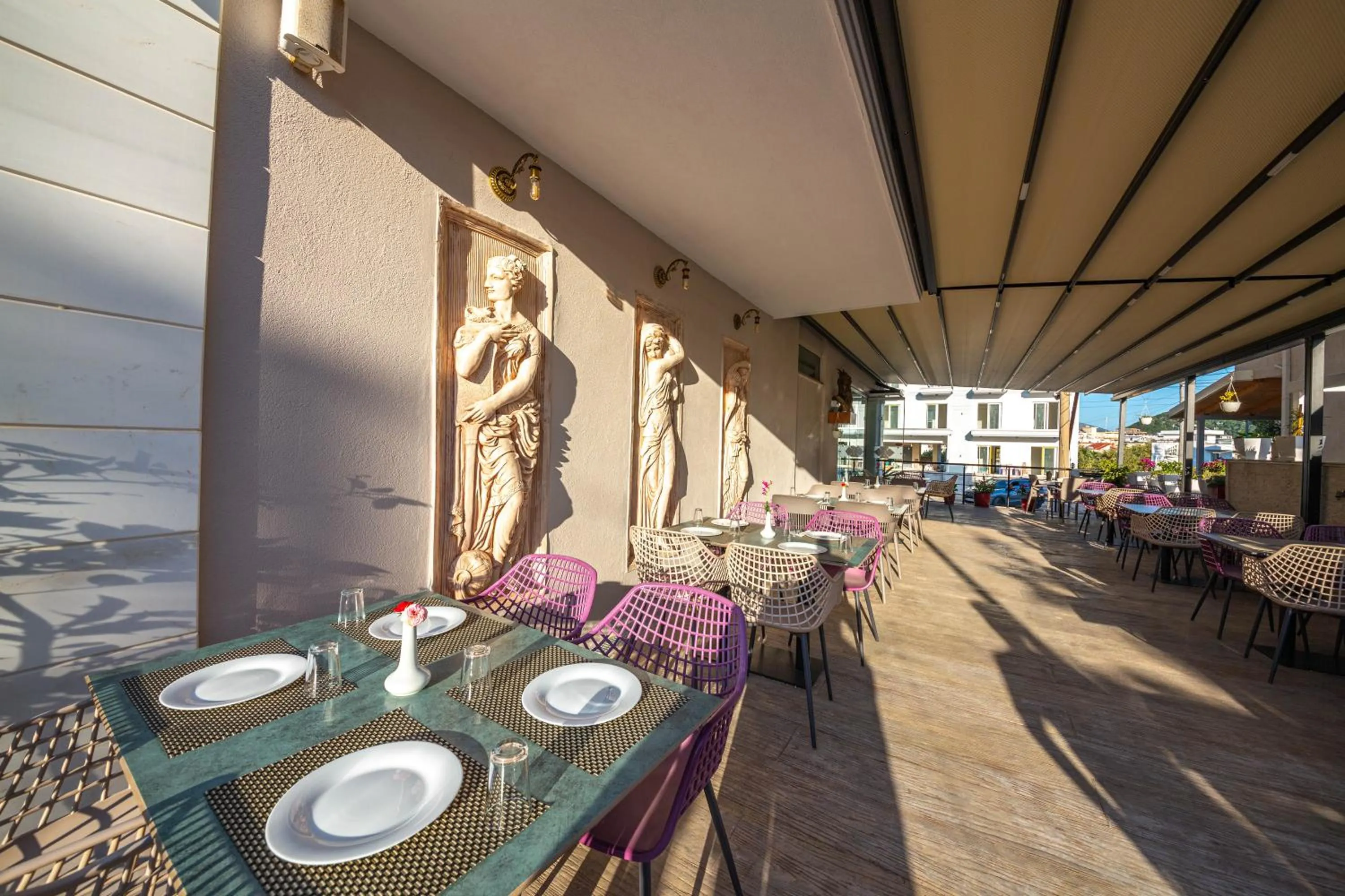 Restaurant/places to eat in CLASS Hotel