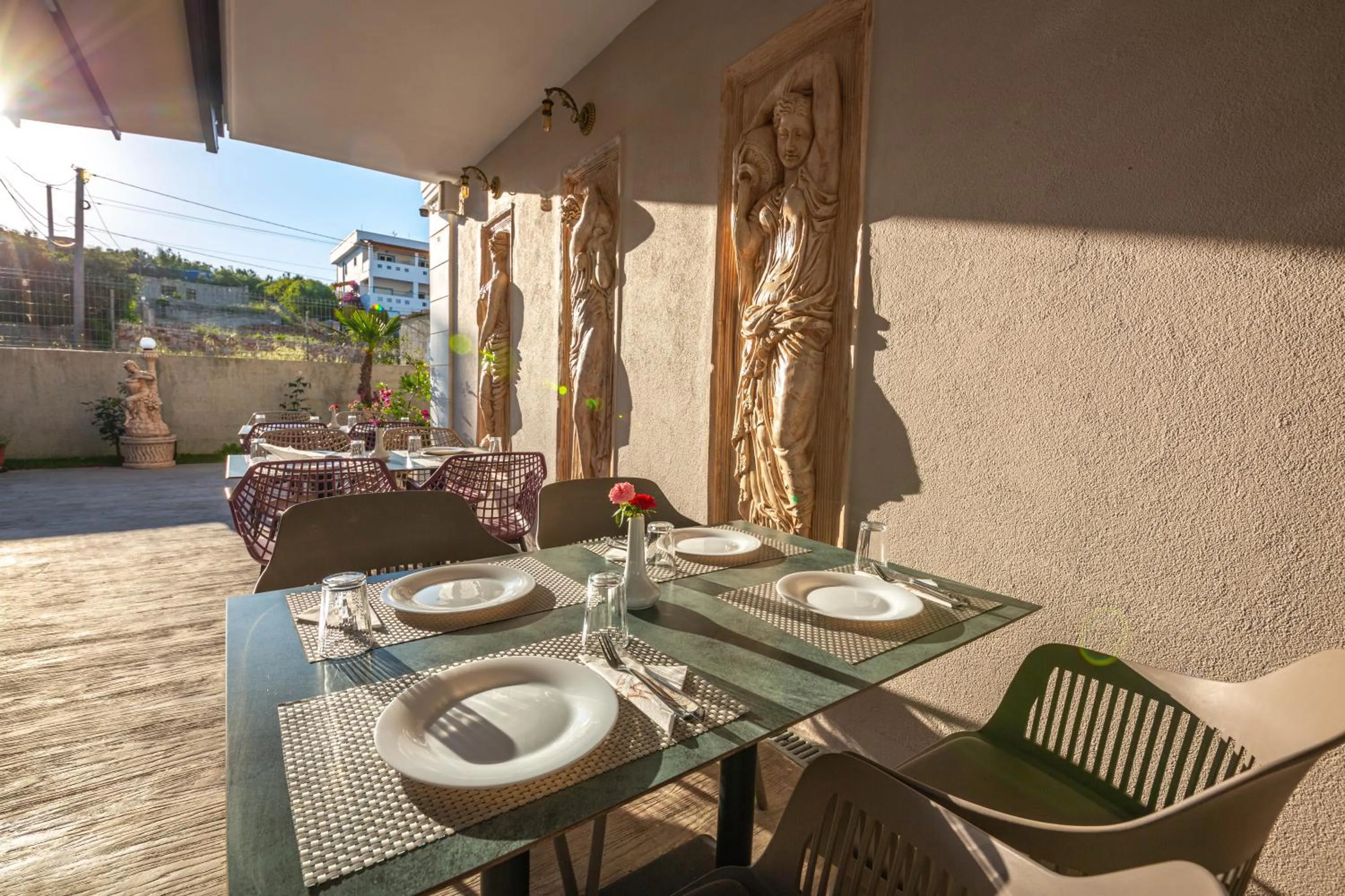 Restaurant/places to eat in CLASS Hotel