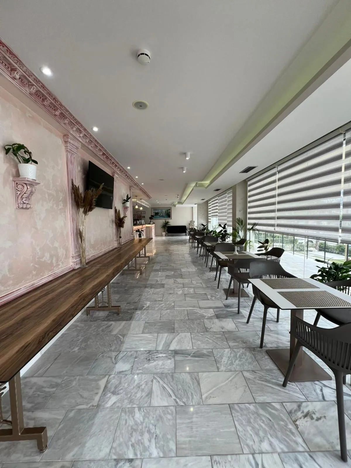 Restaurant/places to eat in CLASS Hotel