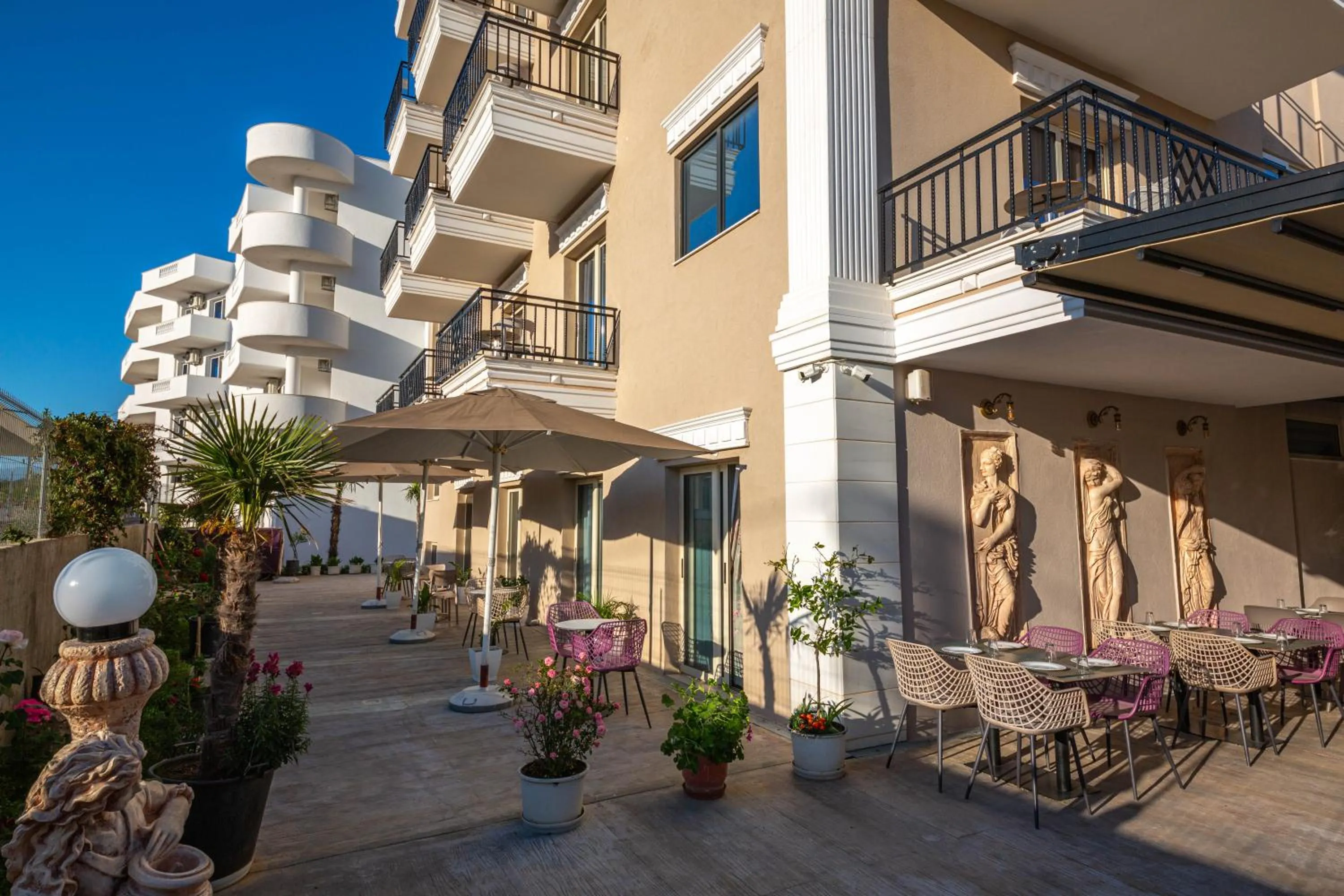 Restaurant/places to eat in CLASS Hotel