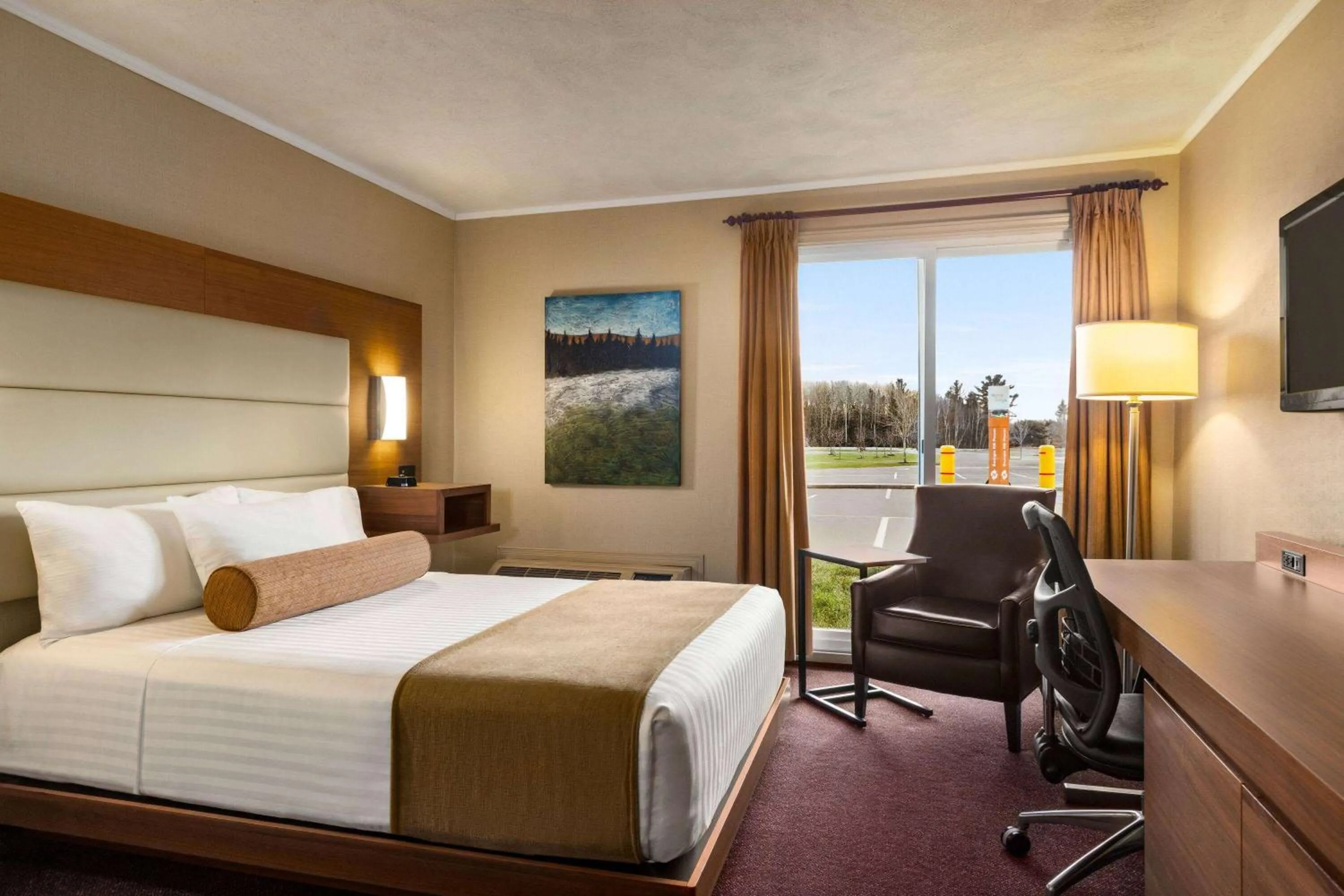 Photo of the whole room, Bed in Atlantic Host Hotel, Trademark Collection by Wyndham